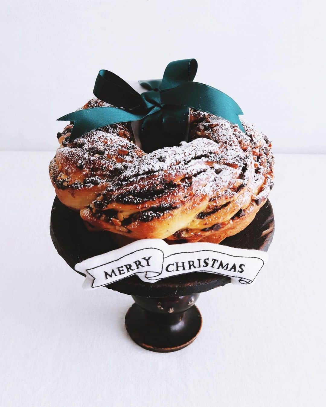 樋口正樹さんのインスタグラム写真 - (樋口正樹Instagram)「babka wreath . バブカを丸くして クリスマスリース、 今年も作りました。 今年で３年目です。 今年もボナさんと。 初日は愛でるだけ。 思いきり甘いです。 . . #バブカリース #バブカ #クリスマスリース #バビブベボナさん #樋口ボナ #babkawreath #babka #christmaswreath #bonahiguchi #thebakefeed」12月6日 19時35分 - higuccini