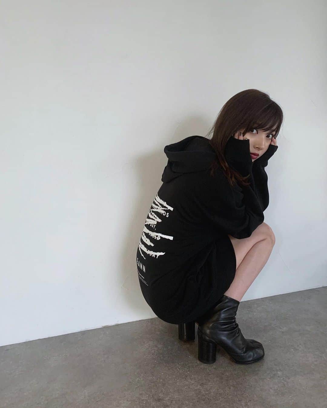 のインスタグラム：「フーディさん153cmでLサイズ着用してるよ❤︎ 口内炎が２つもできて地味に痛い〜😩 ☑︎ メッセージロゴプリント　フーディ ¥8,000+tax @leannofficial  #outfit#allblack #LEANN#leannofficial #リーン#低身長コーデ」