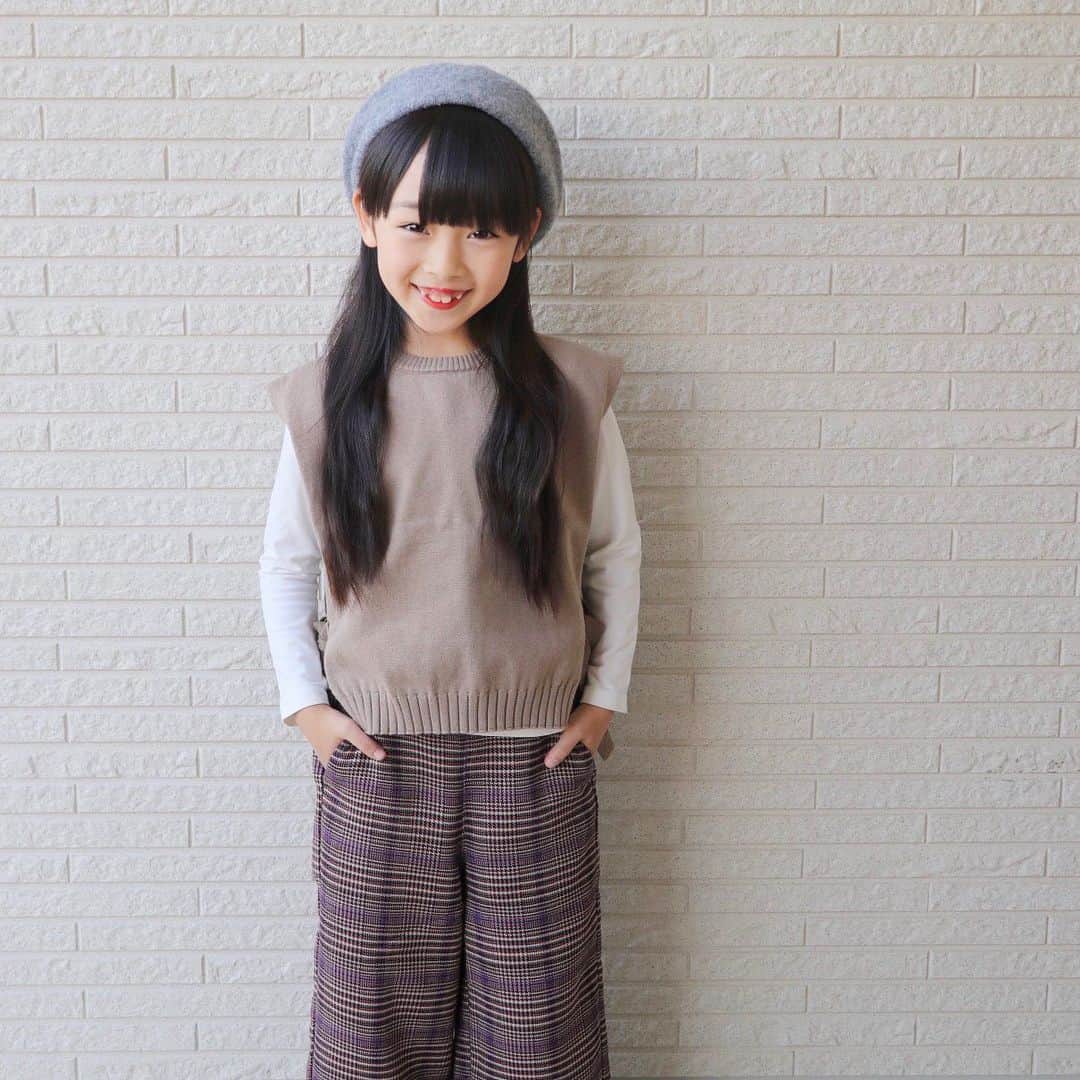 Akiのインスタグラム：「12/6 ・ ある日の娘との会話 ・ 👩🏻「あ、パトカーだ🚓」 👧🏻「ダイヤを盗んだりした時に捕まるんだよね？」 ・ ・ まぁ間違いではないけど ダイヤ盗んだら絶対捕まるけど ・ キミの頭の中には ルパンでもいるのかな😌🚨 ・ ・ おNEWの娘服👧🏻 @sharez1313 さんのニットベスト🧶 ・ いろんなお洋服に合うニットベストは 1着持ってたら間違いなく便利☺️👌 ・ 是非チェックしてみてね✊ ・ ・ ・ －ーーーーーーーーーーーーーーーーーーー @branch_kids2020 で ファイナリストコンテストに参加中です👸🏼 いいねの応援よろしくお願いします😌🙏 (12/8まで) ーーーーーーーーーーーーーーーーーーーー ・ ・ ・ ・  #7歳#インスタキッズ#キッズコーデ#キッズファッション#仙台ママ#JSガール#韓国子供服#JS1#smarby#ig_kids#ig_kidsphoto#kids_japan#kidsfashion#kjp_ootd#mamagirl#comona#ig_kidsfashion#instagram_kids」