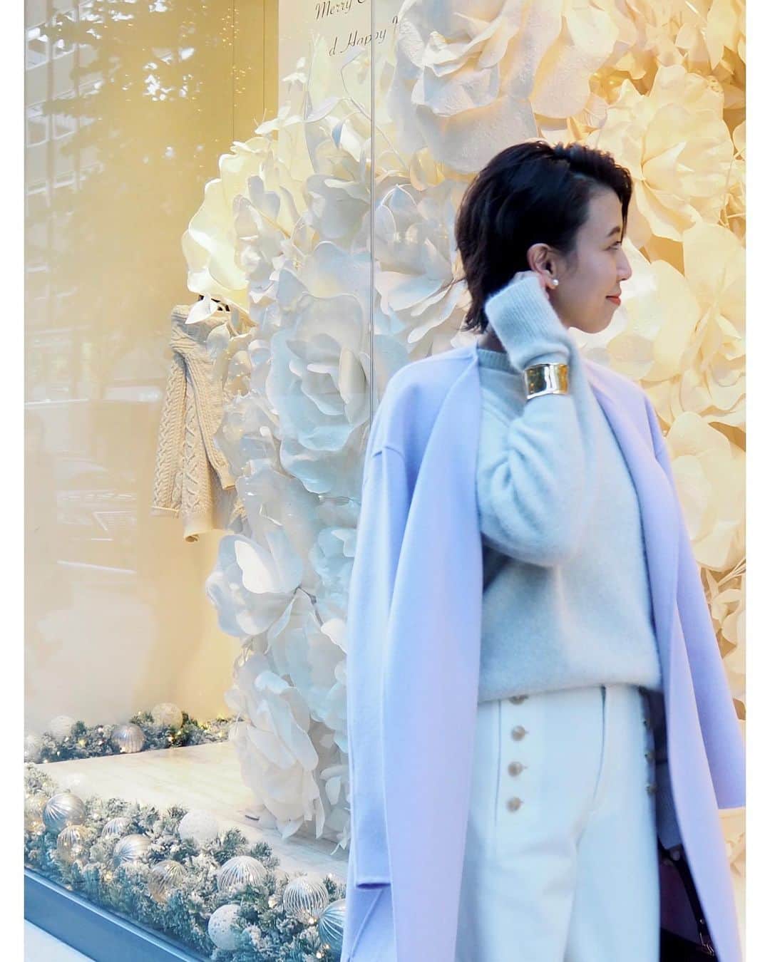 23区さんのインスタグラム写真 - (23区Instagram)「軽やかなリバーコートでGINZA  SHOPPING🚶‍♂️❣️﻿ ﻿ ﻿ 色が美しいウールカシミヤリバーのコートは、﻿ 裏地がなくても暖かな素材。﻿ 着るものが重くなる季節に、軽やかに纏えます。﻿ ﻿ 色を存分に生かす、ホワイトアイテムと合わせてこの季節ならではの色のトーンを楽しんで⛄️﻿ ﻿ @23kuginza_official  店内は冬本番を知らせるクリスマスの﻿ ウィンドウディスプレイに🎄﻿ 華やかな店内で、楽しいひと時を過ごしてくださいね❄️﻿ ﻿ ﻿ ﻿ ﻿ ﻿ ﻿ -------------------------------------------------﻿ ﻿ #23KU_DAYS #23区 #23區 #MYSTANDARD23 #GINZA  #Xmas #fashion #style #code #coordinate ﻿ #コート #リバーコート #カラーコート #ラベンダーカラー #パンツコーデ  #ニュアンスカラー  #コーデ #コーディネート #休日の過ごし方 #クリスマスコーデ #クリスマス #クリスマスツリー #銀座」12月6日 19時40分 - 23ku_official