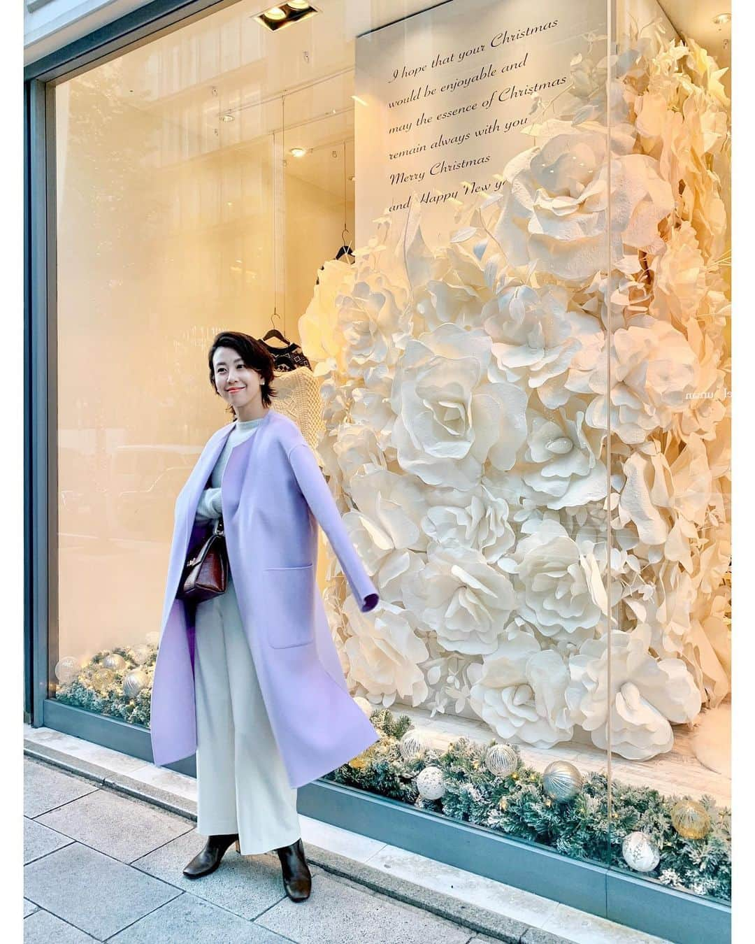 23区さんのインスタグラム写真 - (23区Instagram)「軽やかなリバーコートでGINZA  SHOPPING🚶‍♂️❣️﻿ ﻿ ﻿ 色が美しいウールカシミヤリバーのコートは、﻿ 裏地がなくても暖かな素材。﻿ 着るものが重くなる季節に、軽やかに纏えます。﻿ ﻿ 色を存分に生かす、ホワイトアイテムと合わせてこの季節ならではの色のトーンを楽しんで⛄️﻿ ﻿ @23kuginza_official  店内は冬本番を知らせるクリスマスの﻿ ウィンドウディスプレイに🎄﻿ 華やかな店内で、楽しいひと時を過ごしてくださいね❄️﻿ ﻿ ﻿ ﻿ ﻿ ﻿ ﻿ -------------------------------------------------﻿ ﻿ #23KU_DAYS #23区 #23區 #MYSTANDARD23 #GINZA  #Xmas #fashion #style #code #coordinate ﻿ #コート #リバーコート #カラーコート #ラベンダーカラー #パンツコーデ  #ニュアンスカラー  #コーデ #コーディネート #休日の過ごし方 #クリスマスコーデ #クリスマス #クリスマスツリー #銀座」12月6日 19時40分 - 23ku_official