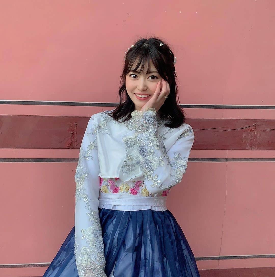 前田亜美のインスタグラム：「. . PINKの壁〜🎀. . . 髪型にもこだわった。後ろ姿も載せるね¨̮. . . 2枚目から加工かえてみたよ。. . .  #映えてるかな #海外旅行 #韓国 #韓国カフェ  #チマチョゴリ #チョゴリ #チョゴリヘア  #チマチョゴリレンタル  #韓国旅行」