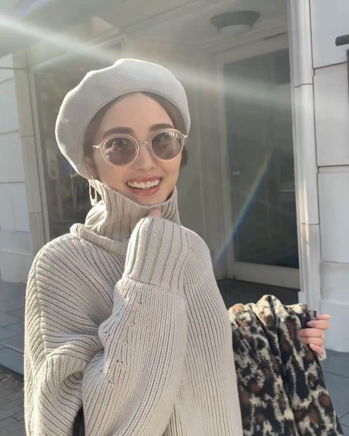 のインスタグラム：「ワントーンコーデ本当楽🥺❤️ 何も考えずにささっと着れるから、、🤣 そしてこのニットヘビロテしすぎだな、、笑 パンツでもスカートでもいける着心地もいい🐨 @titivatejp の#ボリュームニット 🐨 .  #ママコーデ#ママファッション#ティティベイト#titivate#titivatestylet」