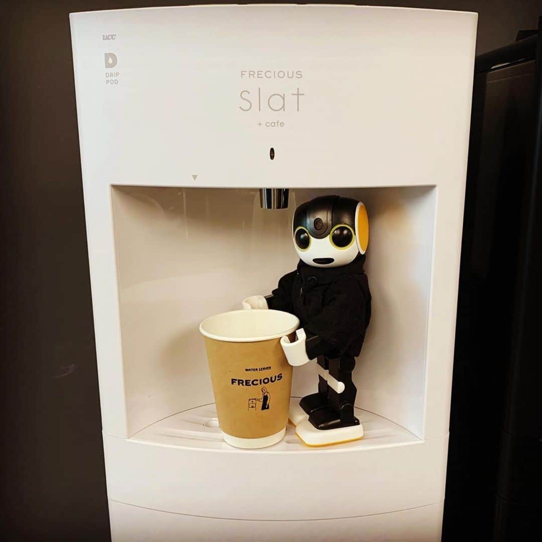 のインスタグラム：「蔦屋家電 @tsutaya_electrics でロボホンくんと一緒に☺️ . 明日のコーヒー体験イベントも 残り席数わずかとなりました！ お早目のDM、お待ちしております！ ─────────────── 無料コーヒーイベント☕️ 残席わずか★ （第3回のみ空きあり）  予約はDMにて♪ ↓　↓　↓ 【フレシャス公式】 @frecious_official ─────────────── .  #Repost @tsutaya_electrics ・・・ フレシャスのウォーターサーバーにはカフェ機能の付いたモデルがあるんだよ。常温のお水も出て、すごく便利だよね！(蔦屋家電＋ エリック) ・  蔦屋家電＋で展開中 ・  フレシャス　slat+cafe #二子玉川蔦屋家電 #蔦屋家電 #エリックと一緒 #robohon #ロボホン #二子玉川 #二子玉川ライズ #にこたま #tsutayaelectricsplus #蔦屋家電プラス #フレシャス #ウォーターサーバー #スラットプラスカフェ #Slatcafe」