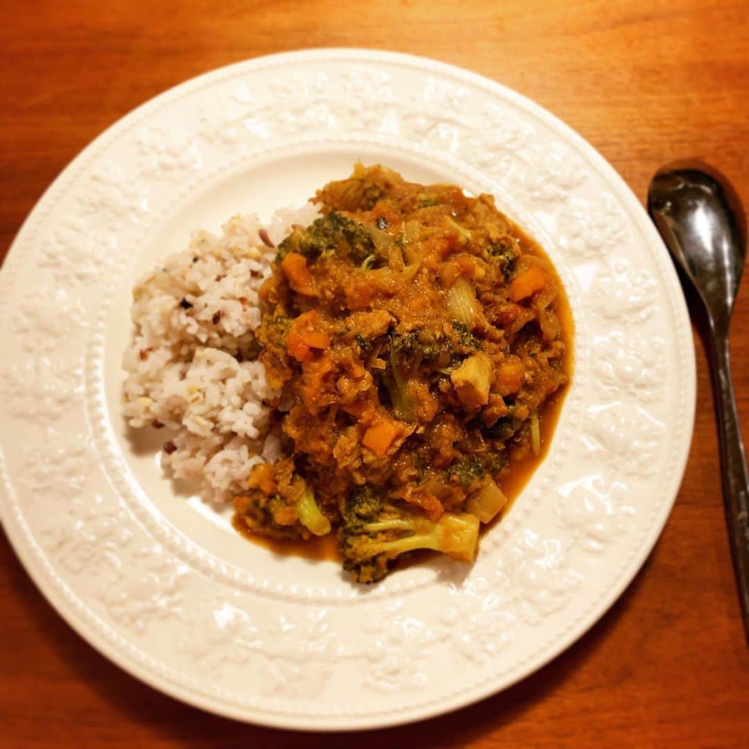 のインスタグラム：「今日は夫が福岡前乗りでいません。 いつもならサボってしまう料理も、犬の散歩中にどこからともなく玉ねぎを炒めるいい匂いに誘われて、カレーを作りました。とっさに水の代わりに残った白菜と蕪を細かく切って入れました。話を聞くとえー！？って感じですよね。😆おくらや使い道がわからないのに買った伝統野菜カラトリイモをどさくさ紛れに投入！笑 とろみが出て美味しくなった。キーマっぽい。😊野菜たちがみんな仲良くカレーになってくれた。とっても上手くできた。鍋いっぱい作った。保存します 笑 🍛 #手作りカレー  #家を開ける前の料理 #冷蔵庫整理メニュー  クミンシード、ナンプラーやオイスターソース、赤ワインが大事。😌塩麹あれば塩の代わりに試してみてね。リンゴ、生姜、にんにくたっぷりめ🍎トマト缶マスト、カルダモン強めが好み。」