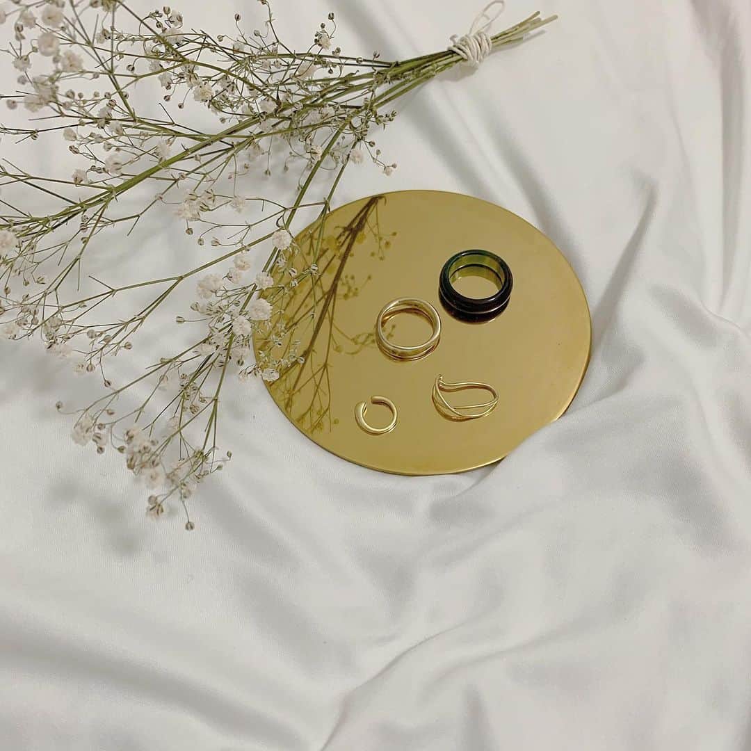 前田亜美のインスタグラム：「. . にゅーりんぐ。にゅーいやーかふ。. . . この間イヤーカフを買ってそのままつけます。ってつけてお店出た瞬間に落としたの。。そのまま見失って…もう戻ってこなかった…だから悲しくて悲しくて…イヤーカフ恐怖症になりそうだったんだけど、、、、笑. . . やっぱり可愛いイヤーカフ欲しいなって。. . 可愛いのみつけたから今回は落とさないように！！！！挑戦する。. . こーいう感じのニュアンスイヤーカフ好きなのです。 @openclose_official だよ。洋服も可愛くて服も気になってる¨̮. . リングは古着屋さんと雑貨屋さん。 . . #イヤーカフ #リング  #openclose #openclosesnap」
