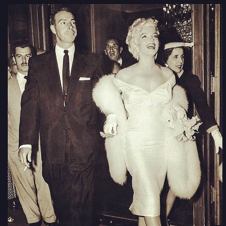 ザカリー・ダナヒューさんのインスタグラム写真 - (ザカリー・ダナヒューInstagram)「We have a new look, and we can’t wait for you all to see it tonight. Hollywood star Marilyn Monroe had many loves, but none as great as with Yankees Baseball legend, Joe DiMaggio. Their infamous marriage lasted only 9 months, though they remained close until her untimely death in 1962.  Joe sent roses to Marilyns grave every week until his own passing, 37 years later. His final words were, “I’ll finally get to see Marilyn.” ❤️ • • • • #hubbelldonohue #iceacademyofmontreal #love #romance #marilynmonroe #dimaggio #american」12月6日 20時00分 - zachtdonohue