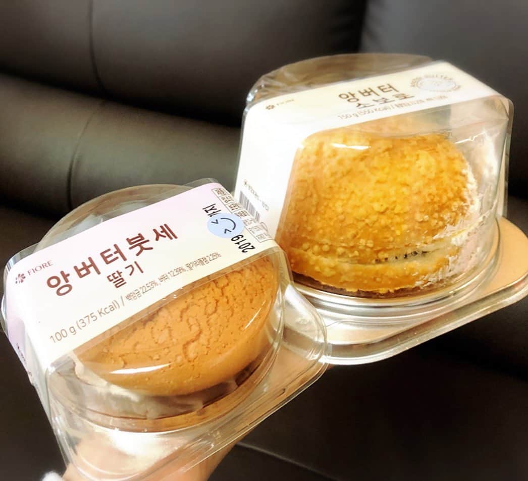 とぎもちさんのインスタグラム写真 - (とぎもちInstagram)「韓国のコンビニスイーツ私的最近のヒット💕 あんバターシリーズのあんバターブッセいちごとあんバターそぼろ！ あんバターそぼろパンは上に塩かかっててあんこの甘さ引き立つ🤤💓 バターもでっかいの入ってる！ あんバターブッセはイチゴのあんが甘過ぎないさっぱりさで美味しい！ ふわんふわんブッセも最高😍😍 特にブッセお気に入り💓💓 ♡ #あんバターブッセ #あんバターそぼろパン #CU #韓国コンビニ #韓国コンビニcu #韓国 #韓国グルメ #앙버터붓세딸기 #앙버터소보로 #편의점 #편의점신상 #씨유 #먹스타그램 #토기모치 #とぎもち #とぎもちkorea #토기모치mukbang #먹방 #유튜버 #유튜브」12月6日 19時55分 - togistagram