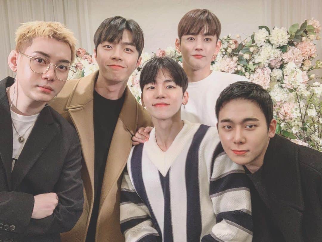 インス のインスタグラム：「하나 둘 석삼 너구리 오징어  마넴쫘식들이랑」