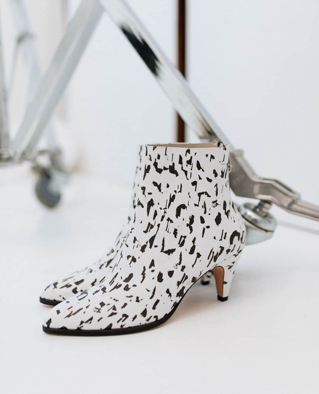 ヒューマノイドさんのインスタグラム写真 - (ヒューマノイドInstagram)「The new ankle boot SHAI features one of our in-house designed prints.⁠ .⁠ .⁠ .⁠ #humanoidofficial #newcollection #print #ankleboot #springsummer2020」12月6日 20時00分 - humanoid_official