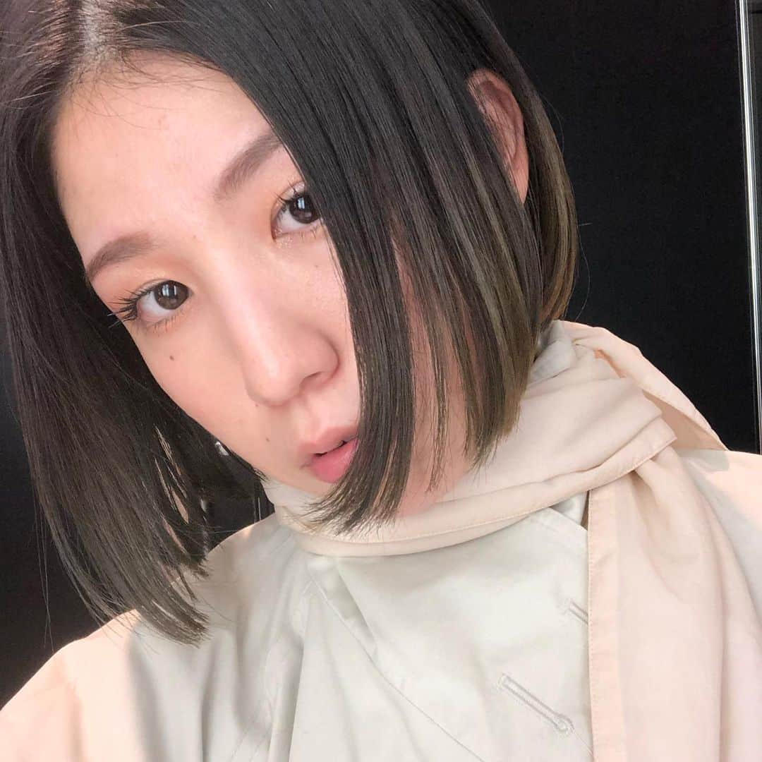 azのインスタグラム：「7年後です。いい女になったな（自薦） いつもありがとうステフ♡ @stephyten612 . #ボブ #きりっぱなしボブ #グラデーションカラー #minx銀座 #大きくなりました #鬼の毛量 #アイキャッチは人生の基本」