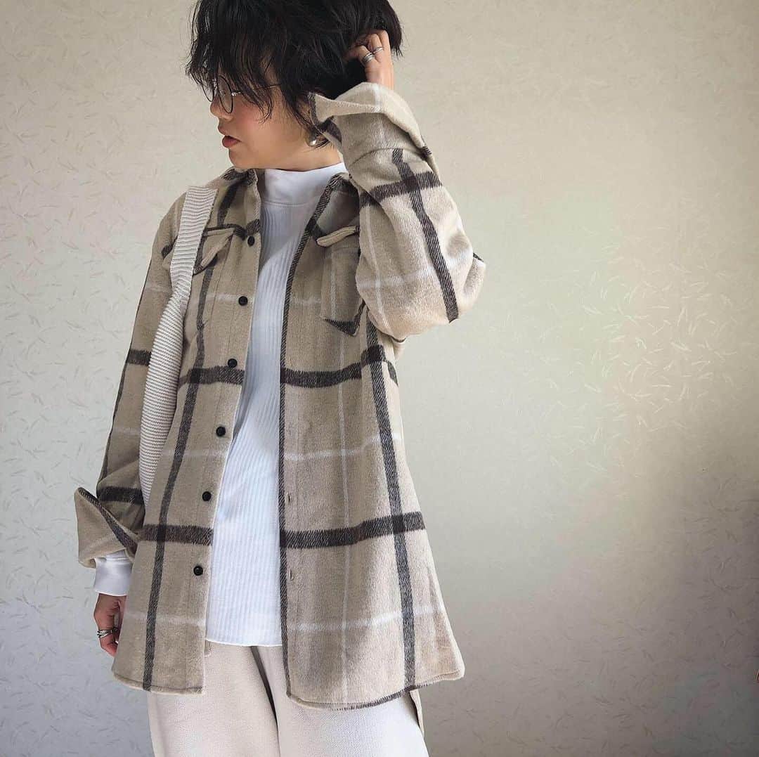 のインスタグラム：「メンズライクなオーバーサイズシャツ😙❤️ . . . . shirt#fifth #fifthtl @fifth_store →50%off . . . . #fashion #code #ootd #outfit #locari #フィフス #オーバーサイズシャツジャケット #カジュアル #トレンド #アウター #高身長コーデ #ママコーデ #wear更新」