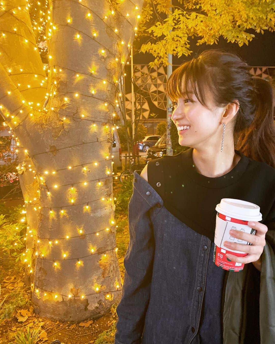 岡崎紗絵さんのインスタグラム写真 - (岡崎紗絵Instagram)「きらきらきらりーん💫パート2笑  片手のスタバもクリスマス仕様。 あっという間に終わっちゃうよ1年、、。 洋服は @aula_official のワンピース。」12月6日 20時12分 - sae_okazaki