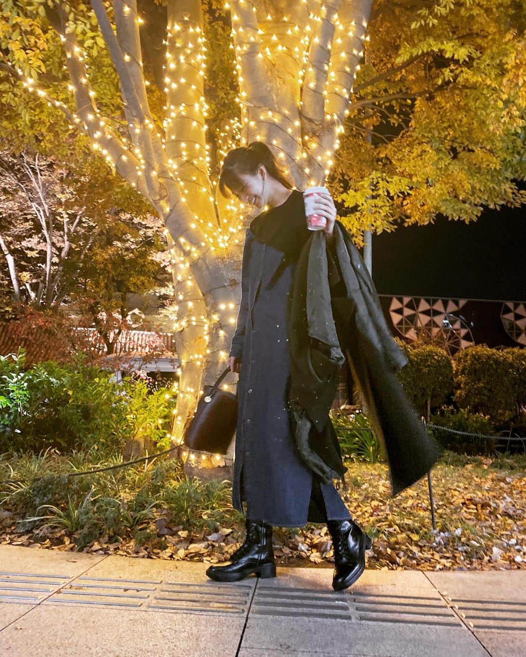 岡崎紗絵さんのインスタグラム写真 - (岡崎紗絵Instagram)「きらきらきらりーん💫パート2笑  片手のスタバもクリスマス仕様。 あっという間に終わっちゃうよ1年、、。 洋服は @aula_official のワンピース。」12月6日 20時12分 - sae_okazaki