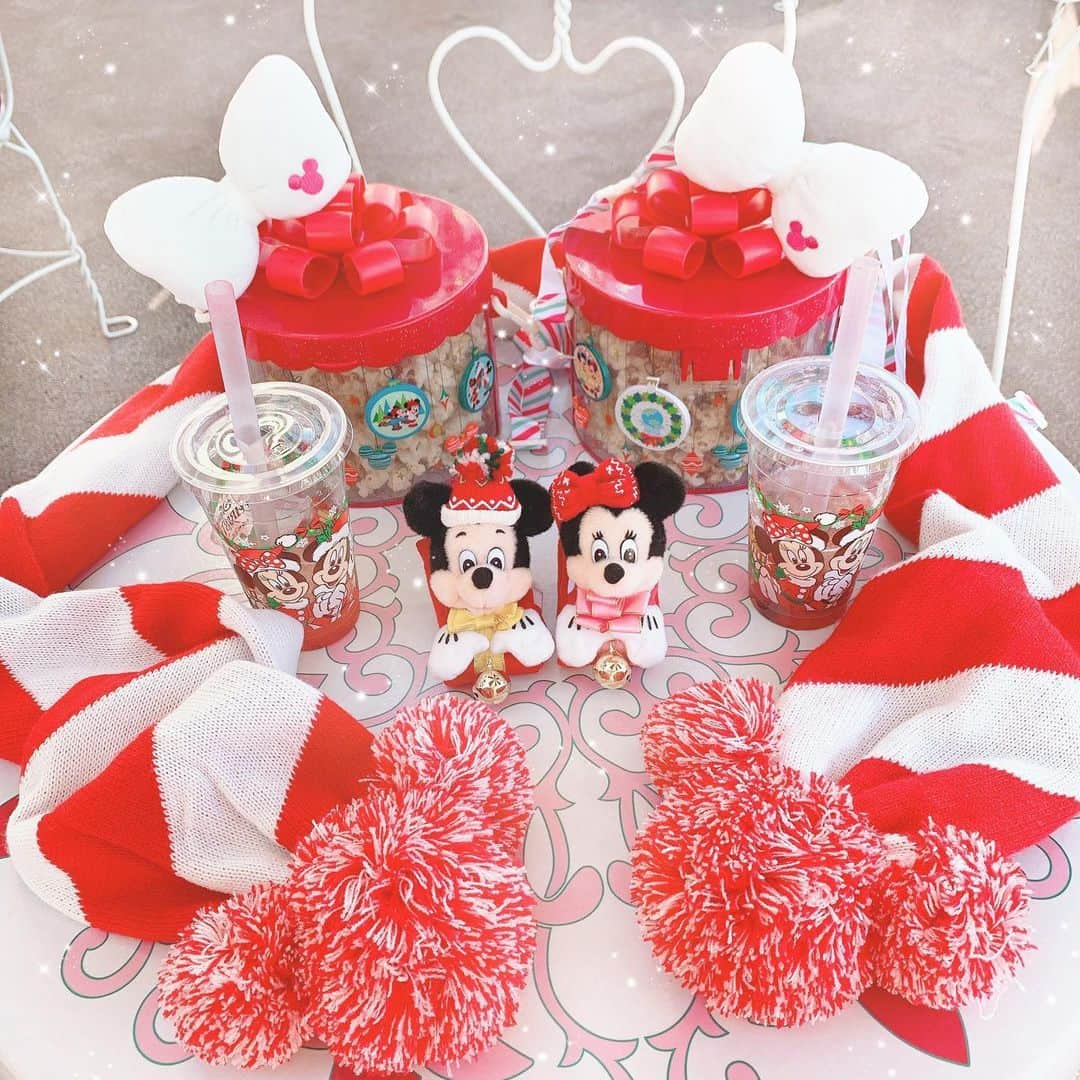 エリンコさんのインスタグラム写真 - (エリンコInstagram)「🎁🍿🎀🍭 . 何気に初めて買った ポップコーンバケット🍿💕 . プレゼントボックスのバケットが 可愛いすぎて買っちゃった❤️ . キャラメルとコーンポタージュ味🌽 . ベリータピオカも美味しかった😍🍓 . #tokyodisneyland #disneyland #disneyxmas #disney #東京ディズニーランド #ディズニーランド #クリスマス #クリスマスディズニー #ディズニークリスマス2019 #クリスマスディズニー2019 #ディズニーカフェ #ポップコーンバケツ #ポップコーンバケット #タピオカ #タピ活」12月6日 20時14分 - erinko0315