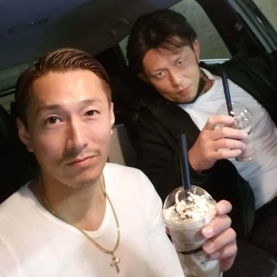 黒石高大のインスタグラム：「茶髪ヒゲ始めました が 髭はもう引退しようと思う 本日はアニィとデート #スイーツは正義 #スイーツ男子 #タピオカ #GODIVA #的場浩司」