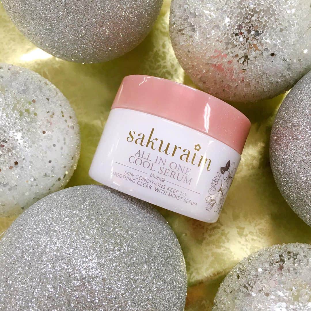 sakuraim(サクライム)公式・カイリーリップ当たるのインスタグラム：「寒い冬でも、お風呂上りはお肌もほてった感じがしませんか？  特にサクライムのホットクレンジングでスチームパック＆マッサージした後は、毛穴もスッキリ、お肌もふっくらほかほか♪  そんな時は、サクライムのジェル美容液でクールダウンしながら毛穴もキュっとひきしめましょう！  寝る前に、もう一度、全顔や乾燥が気になる部分にぬってスリーピングパックすると翌朝のハリ感が違いますよ！  #サクライム #美容液 #美肌 #毛穴ケア #コスメ #保湿 #化粧 #美容 #桜 #ニキビ #オールインワン #ジェル #美容好きな人と繋がりたい #パック #毛穴レス #冬 #乾燥肌 #乾燥肌対策」