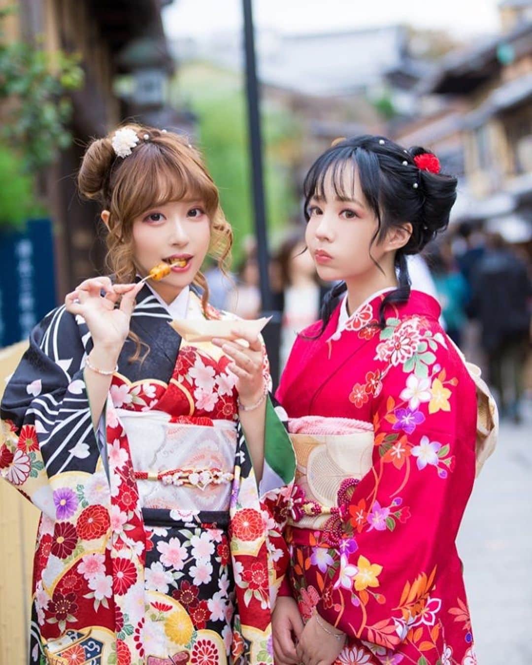 千尋のインスタグラム：「好奇問問大家///比較喜歡千尋的和服還是袴呢ヽ(●´∀`●)ﾉ不許說都喜歡!!!哼哼 要選一個!!!! 第一次穿紅色的振袖!!!!和袴!!!!!終於完成夢想了//// 當初在店裡選的時候超級糾結，每一件都超好看..... 好險店員姐姐都會很細心的解說，因為這次去的是店很多台灣店員!!!!中文溝通完全無障礙XDDDDDD  光是上衣就挑了好久，不知道大家有沒有發現 千尋的髮型綁的超可愛呀(*‘ v`*)(*‘ v`*) 和服是綁蝴蝶結!!!!!!!頭上!!!!!!!!有木有發現!!! 覺得這次的造型老師超強超細心QQQQ!!!完全達成千尋跟苔困難的要求XDDDD))感動哭  推薦大家去和服店還是要選有造型頭髮比較可愛 第一次去的時候沒選特殊造型超後悔的QQQ這次 極滿意 嘻嘻  偷偷跟大家推薦和服店>>>> 江戶和裝工房 雅 Kimono Miyabi 店員都會中文~~~~溝通無障礙XDDD  希望大家喜歡這次的照片//////////千尋自己超喜歡嗷嗷嗷嗷  p.s 第二天穿袴的時候不知道是不是造型比較特別，一直被路人偷拍(((ﾟдﾟ)))(((ﾟдﾟ))) 另外這次的旅遊有做成影片喔嘿嘿 下周敬請期待★」