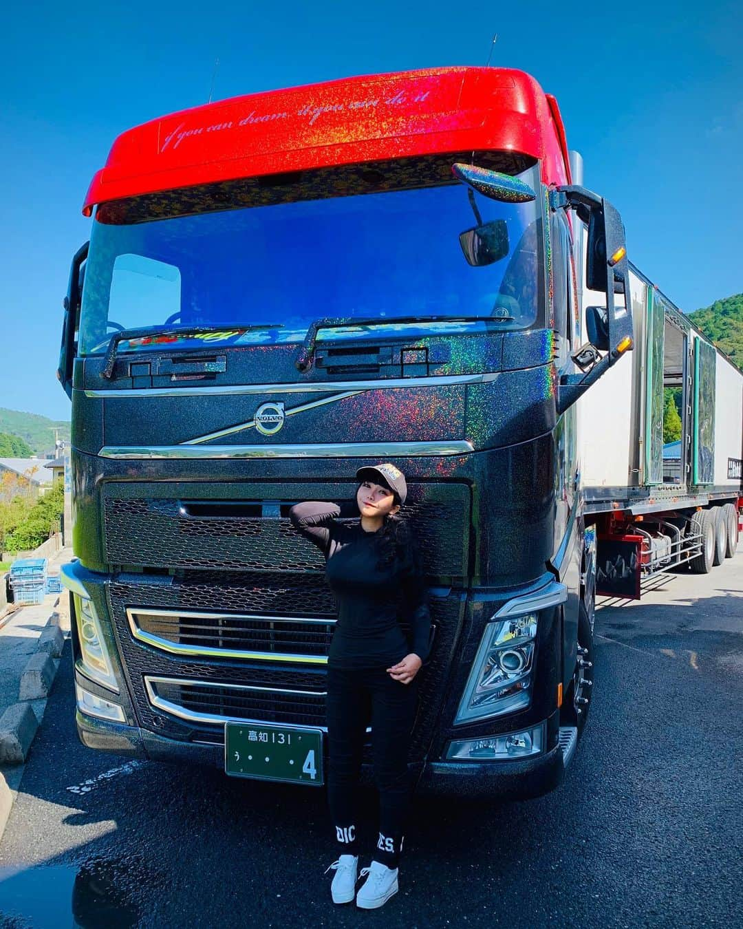 佐々木梨乃さんのインスタグラム写真 - (佐々木梨乃Instagram)「My partner  I want to connect with overseas truck drivers  #volvo#volvojapan  #volvotruck #volvotrucks  #volvodriver  #愛車#パートナー #ボルビー #仕事が筋トレだったりする生活 #楽しい毎日#人生谷あり谷あり  #毎日全力#時間がもったいない #何事も挑戦#今が楽しければいい #ボルボ #ボルボトラック  #ボルボトレーラー #ラメ#レインボー #仕事 #トラックドライバー #作業スタイル #ボルボ推し#トレーラー運転手 #作業着 #スカニアのキャップ被ってるのは見逃して🤫」12月6日 20時31分 - sr8x4volvo