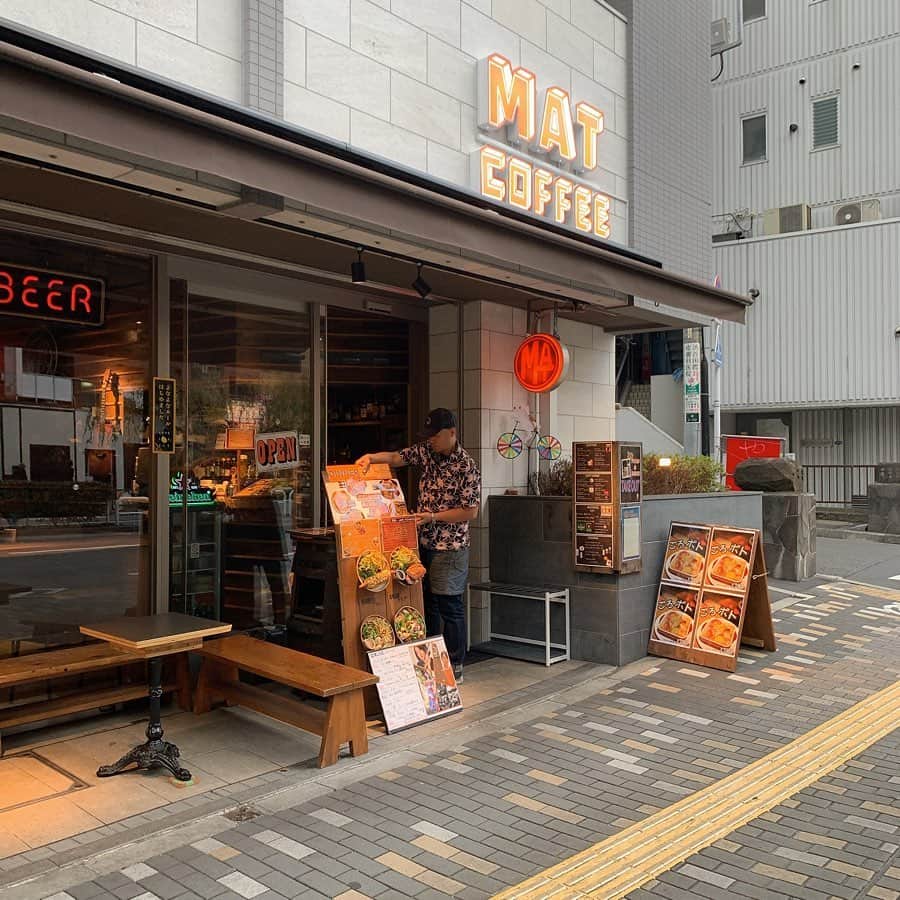 りょうくんグルメさんのインスタグラム写真 - (りょうくんグルメInstagram)「【渋谷　matcoffee】 濃厚チーズケーキ😌 ㅤㅤㅤㅤㅤㅤㅤㅤㅤㅤㅤㅤㅤ 🏠#渋谷　#matcoffee 🚶‍♂️渋谷駅徒歩8分 恵比寿駅徒歩8分 代官山駅徒歩8分 📖 濃厚ラムレーズンチーズケーキ(¥880) とろけるガトーショコラ(¥880) ドリンク付き。  濃厚でめちゃうまいラムレーズンチーズケーキがあるお店。 外の雰囲気が割と渋くて入るか迷ったけどこれは入って大正解。(スイーツの保管の仕方もしぶかった) ㅤㅤㅤㅤㅤㅤㅤㅤㅤㅤㅤㅤㅤ 濃厚な味でとろけるチーズ感 ラムレーズンがめちゃうまい。食感舌触り最高。 そのままクリームチーズ食べてるみたい。 ホイップはいらんかったな。  ガトーショコラはとろけてるけどそのまま食べるとちょい濃厚さ足りんかな。 上のアイスと食べたらばかうまい。 アイスとチョコの組み合わせって神 ㅤㅤㅤㅤㅤㅤㅤㅤㅤㅤㅤㅤㅤ オレ的にも女友達的にも、オススメ度は断然チーズケーキ！ ㅤㅤㅤㅤㅤㅤㅤㅤㅤㅤㅤㅤㅤ スイーツでかいしめちゃコスパいい カフェオレもカップでかすぎて飲んでも飲んでも減らない笑 まったりおしゃべりしながらスイーツ食べるには最高の穴場では。 ㅤㅤㅤㅤㅤㅤㅤㅤㅤㅤㅤㅤㅤ ちなカフェオレはちょい苦め。ミルク少なめ。 スイーツ甘いから一緒に食べるとちょうどいい。 ㅤㅤㅤㅤㅤㅤㅤㅤㅤㅤㅤㅤㅤ かなりボリューミーだから食後とかのデザートには重いかも。特にガトーショコラは重い笑  お腹空いたくらいがちょうどいいよ〜 ㅤㅤㅤㅤㅤㅤㅤㅤㅤㅤㅤㅤㅤ ちな夜はライブとかやってるみたいだね。 だから店内はちょっと暗い感じ。 女性一人客もいて男女割合半々。年齢層割と高め。 ㅤㅤㅤㅤㅤㅤㅤㅤㅤㅤㅤㅤㅤ スイーツセットが880円から。 カフェオレとコーヒーなら880円、そのほかは100円プラスって感じ。 ㅤㅤㅤㅤㅤㅤㅤㅤㅤㅤㅤㅤㅤ 店内は洋楽かかってておしゃべりしやすい。 渋谷と恵比寿と代官山の中間くらいにある。 渋谷なら新南口が近いよ！ ㅤㅤㅤㅤㅤㅤㅤㅤㅤㅤㅤㅤㅤ 禁煙だけど店前では吸えるんだと！ ㅤㅤㅤㅤㅤㅤㅤㅤㅤㅤㅤㅤㅤ いやあ、いいね穴場カフェ。 ㅤㅤㅤㅤㅤㅤㅤㅤㅤㅤㅤㅤㅤ 東京都渋谷区東2-21-8 ㅤㅤㅤㅤㅤㅤㅤㅤㅤㅤㅤㅤㅤ 営業時間10:30〜」12月6日 20時31分 - uryo1113
