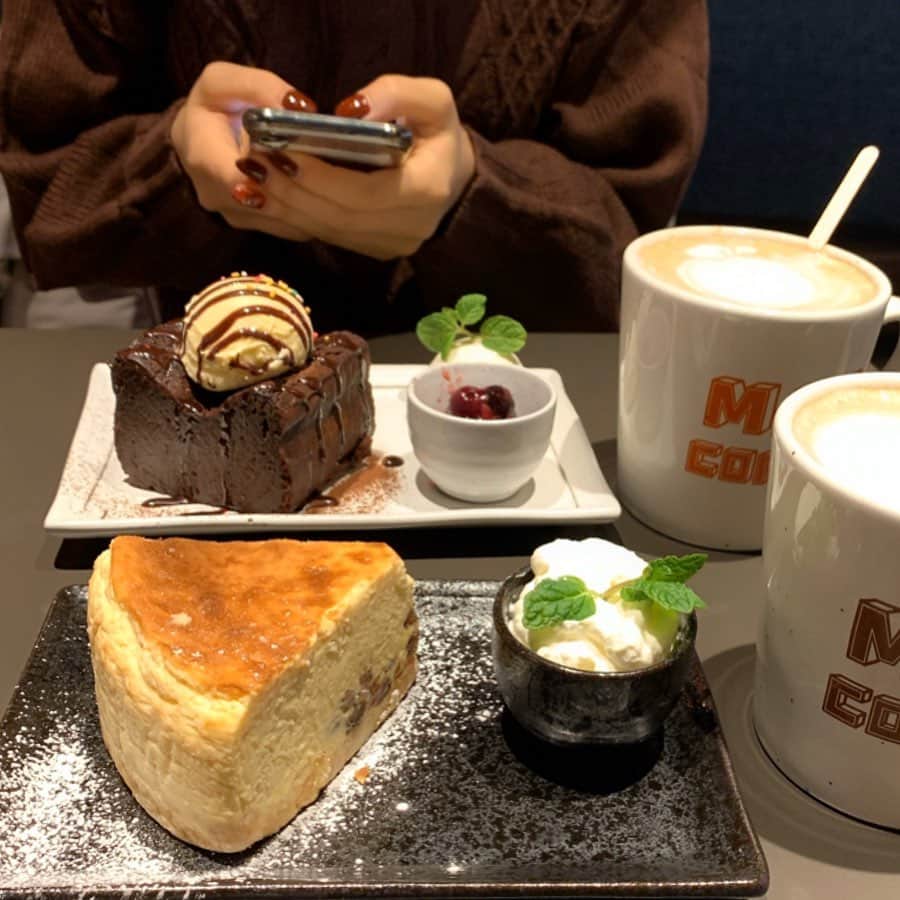 りょうくんグルメさんのインスタグラム写真 - (りょうくんグルメInstagram)「【渋谷　matcoffee】 濃厚チーズケーキ😌 ㅤㅤㅤㅤㅤㅤㅤㅤㅤㅤㅤㅤㅤ 🏠#渋谷　#matcoffee 🚶‍♂️渋谷駅徒歩8分 恵比寿駅徒歩8分 代官山駅徒歩8分 📖 濃厚ラムレーズンチーズケーキ(¥880) とろけるガトーショコラ(¥880) ドリンク付き。  濃厚でめちゃうまいラムレーズンチーズケーキがあるお店。 外の雰囲気が割と渋くて入るか迷ったけどこれは入って大正解。(スイーツの保管の仕方もしぶかった) ㅤㅤㅤㅤㅤㅤㅤㅤㅤㅤㅤㅤㅤ 濃厚な味でとろけるチーズ感 ラムレーズンがめちゃうまい。食感舌触り最高。 そのままクリームチーズ食べてるみたい。 ホイップはいらんかったな。  ガトーショコラはとろけてるけどそのまま食べるとちょい濃厚さ足りんかな。 上のアイスと食べたらばかうまい。 アイスとチョコの組み合わせって神 ㅤㅤㅤㅤㅤㅤㅤㅤㅤㅤㅤㅤㅤ オレ的にも女友達的にも、オススメ度は断然チーズケーキ！ ㅤㅤㅤㅤㅤㅤㅤㅤㅤㅤㅤㅤㅤ スイーツでかいしめちゃコスパいい カフェオレもカップでかすぎて飲んでも飲んでも減らない笑 まったりおしゃべりしながらスイーツ食べるには最高の穴場では。 ㅤㅤㅤㅤㅤㅤㅤㅤㅤㅤㅤㅤㅤ ちなカフェオレはちょい苦め。ミルク少なめ。 スイーツ甘いから一緒に食べるとちょうどいい。 ㅤㅤㅤㅤㅤㅤㅤㅤㅤㅤㅤㅤㅤ かなりボリューミーだから食後とかのデザートには重いかも。特にガトーショコラは重い笑  お腹空いたくらいがちょうどいいよ〜 ㅤㅤㅤㅤㅤㅤㅤㅤㅤㅤㅤㅤㅤ ちな夜はライブとかやってるみたいだね。 だから店内はちょっと暗い感じ。 女性一人客もいて男女割合半々。年齢層割と高め。 ㅤㅤㅤㅤㅤㅤㅤㅤㅤㅤㅤㅤㅤ スイーツセットが880円から。 カフェオレとコーヒーなら880円、そのほかは100円プラスって感じ。 ㅤㅤㅤㅤㅤㅤㅤㅤㅤㅤㅤㅤㅤ 店内は洋楽かかってておしゃべりしやすい。 渋谷と恵比寿と代官山の中間くらいにある。 渋谷なら新南口が近いよ！ ㅤㅤㅤㅤㅤㅤㅤㅤㅤㅤㅤㅤㅤ 禁煙だけど店前では吸えるんだと！ ㅤㅤㅤㅤㅤㅤㅤㅤㅤㅤㅤㅤㅤ いやあ、いいね穴場カフェ。 ㅤㅤㅤㅤㅤㅤㅤㅤㅤㅤㅤㅤㅤ 東京都渋谷区東2-21-8 ㅤㅤㅤㅤㅤㅤㅤㅤㅤㅤㅤㅤㅤ 営業時間10:30〜」12月6日 20時31分 - uryo1113