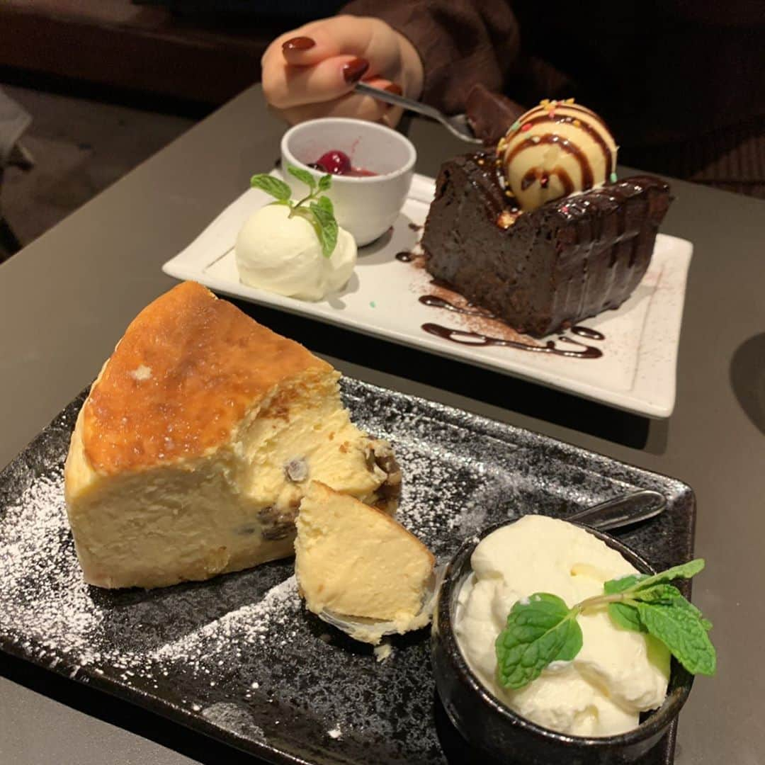 りょうくんグルメさんのインスタグラム写真 - (りょうくんグルメInstagram)「【渋谷　matcoffee】 濃厚チーズケーキ😌 ㅤㅤㅤㅤㅤㅤㅤㅤㅤㅤㅤㅤㅤ 🏠#渋谷　#matcoffee 🚶‍♂️渋谷駅徒歩8分 恵比寿駅徒歩8分 代官山駅徒歩8分 📖 濃厚ラムレーズンチーズケーキ(¥880) とろけるガトーショコラ(¥880) ドリンク付き。  濃厚でめちゃうまいラムレーズンチーズケーキがあるお店。 外の雰囲気が割と渋くて入るか迷ったけどこれは入って大正解。(スイーツの保管の仕方もしぶかった) ㅤㅤㅤㅤㅤㅤㅤㅤㅤㅤㅤㅤㅤ 濃厚な味でとろけるチーズ感 ラムレーズンがめちゃうまい。食感舌触り最高。 そのままクリームチーズ食べてるみたい。 ホイップはいらんかったな。  ガトーショコラはとろけてるけどそのまま食べるとちょい濃厚さ足りんかな。 上のアイスと食べたらばかうまい。 アイスとチョコの組み合わせって神 ㅤㅤㅤㅤㅤㅤㅤㅤㅤㅤㅤㅤㅤ オレ的にも女友達的にも、オススメ度は断然チーズケーキ！ ㅤㅤㅤㅤㅤㅤㅤㅤㅤㅤㅤㅤㅤ スイーツでかいしめちゃコスパいい カフェオレもカップでかすぎて飲んでも飲んでも減らない笑 まったりおしゃべりしながらスイーツ食べるには最高の穴場では。 ㅤㅤㅤㅤㅤㅤㅤㅤㅤㅤㅤㅤㅤ ちなカフェオレはちょい苦め。ミルク少なめ。 スイーツ甘いから一緒に食べるとちょうどいい。 ㅤㅤㅤㅤㅤㅤㅤㅤㅤㅤㅤㅤㅤ かなりボリューミーだから食後とかのデザートには重いかも。特にガトーショコラは重い笑  お腹空いたくらいがちょうどいいよ〜 ㅤㅤㅤㅤㅤㅤㅤㅤㅤㅤㅤㅤㅤ ちな夜はライブとかやってるみたいだね。 だから店内はちょっと暗い感じ。 女性一人客もいて男女割合半々。年齢層割と高め。 ㅤㅤㅤㅤㅤㅤㅤㅤㅤㅤㅤㅤㅤ スイーツセットが880円から。 カフェオレとコーヒーなら880円、そのほかは100円プラスって感じ。 ㅤㅤㅤㅤㅤㅤㅤㅤㅤㅤㅤㅤㅤ 店内は洋楽かかってておしゃべりしやすい。 渋谷と恵比寿と代官山の中間くらいにある。 渋谷なら新南口が近いよ！ ㅤㅤㅤㅤㅤㅤㅤㅤㅤㅤㅤㅤㅤ 禁煙だけど店前では吸えるんだと！ ㅤㅤㅤㅤㅤㅤㅤㅤㅤㅤㅤㅤㅤ いやあ、いいね穴場カフェ。 ㅤㅤㅤㅤㅤㅤㅤㅤㅤㅤㅤㅤㅤ 東京都渋谷区東2-21-8 ㅤㅤㅤㅤㅤㅤㅤㅤㅤㅤㅤㅤㅤ 営業時間10:30〜」12月6日 20時31分 - uryo1113