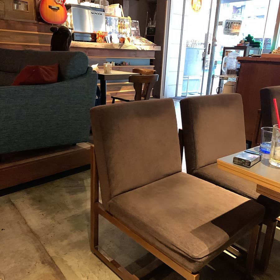 りょうくんグルメさんのインスタグラム写真 - (りょうくんグルメInstagram)「【渋谷　matcoffee】 濃厚チーズケーキ😌 ㅤㅤㅤㅤㅤㅤㅤㅤㅤㅤㅤㅤㅤ 🏠#渋谷　#matcoffee 🚶‍♂️渋谷駅徒歩8分 恵比寿駅徒歩8分 代官山駅徒歩8分 📖 濃厚ラムレーズンチーズケーキ(¥880) とろけるガトーショコラ(¥880) ドリンク付き。  濃厚でめちゃうまいラムレーズンチーズケーキがあるお店。 外の雰囲気が割と渋くて入るか迷ったけどこれは入って大正解。(スイーツの保管の仕方もしぶかった) ㅤㅤㅤㅤㅤㅤㅤㅤㅤㅤㅤㅤㅤ 濃厚な味でとろけるチーズ感 ラムレーズンがめちゃうまい。食感舌触り最高。 そのままクリームチーズ食べてるみたい。 ホイップはいらんかったな。  ガトーショコラはとろけてるけどそのまま食べるとちょい濃厚さ足りんかな。 上のアイスと食べたらばかうまい。 アイスとチョコの組み合わせって神 ㅤㅤㅤㅤㅤㅤㅤㅤㅤㅤㅤㅤㅤ オレ的にも女友達的にも、オススメ度は断然チーズケーキ！ ㅤㅤㅤㅤㅤㅤㅤㅤㅤㅤㅤㅤㅤ スイーツでかいしめちゃコスパいい カフェオレもカップでかすぎて飲んでも飲んでも減らない笑 まったりおしゃべりしながらスイーツ食べるには最高の穴場では。 ㅤㅤㅤㅤㅤㅤㅤㅤㅤㅤㅤㅤㅤ ちなカフェオレはちょい苦め。ミルク少なめ。 スイーツ甘いから一緒に食べるとちょうどいい。 ㅤㅤㅤㅤㅤㅤㅤㅤㅤㅤㅤㅤㅤ かなりボリューミーだから食後とかのデザートには重いかも。特にガトーショコラは重い笑  お腹空いたくらいがちょうどいいよ〜 ㅤㅤㅤㅤㅤㅤㅤㅤㅤㅤㅤㅤㅤ ちな夜はライブとかやってるみたいだね。 だから店内はちょっと暗い感じ。 女性一人客もいて男女割合半々。年齢層割と高め。 ㅤㅤㅤㅤㅤㅤㅤㅤㅤㅤㅤㅤㅤ スイーツセットが880円から。 カフェオレとコーヒーなら880円、そのほかは100円プラスって感じ。 ㅤㅤㅤㅤㅤㅤㅤㅤㅤㅤㅤㅤㅤ 店内は洋楽かかってておしゃべりしやすい。 渋谷と恵比寿と代官山の中間くらいにある。 渋谷なら新南口が近いよ！ ㅤㅤㅤㅤㅤㅤㅤㅤㅤㅤㅤㅤㅤ 禁煙だけど店前では吸えるんだと！ ㅤㅤㅤㅤㅤㅤㅤㅤㅤㅤㅤㅤㅤ いやあ、いいね穴場カフェ。 ㅤㅤㅤㅤㅤㅤㅤㅤㅤㅤㅤㅤㅤ 東京都渋谷区東2-21-8 ㅤㅤㅤㅤㅤㅤㅤㅤㅤㅤㅤㅤㅤ 営業時間10:30〜」12月6日 20時31分 - uryo1113