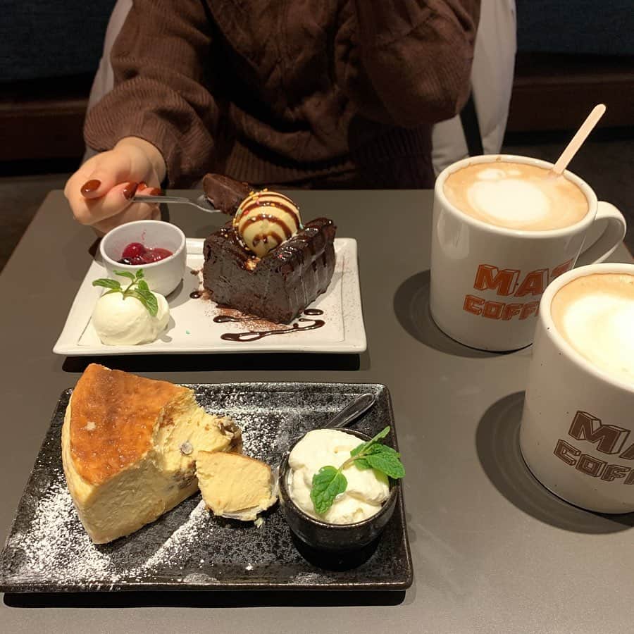 りょうくんグルメさんのインスタグラム写真 - (りょうくんグルメInstagram)「【渋谷　matcoffee】 濃厚チーズケーキ😌 ㅤㅤㅤㅤㅤㅤㅤㅤㅤㅤㅤㅤㅤ 🏠#渋谷　#matcoffee 🚶‍♂️渋谷駅徒歩8分 恵比寿駅徒歩8分 代官山駅徒歩8分 📖 濃厚ラムレーズンチーズケーキ(¥880) とろけるガトーショコラ(¥880) ドリンク付き。  濃厚でめちゃうまいラムレーズンチーズケーキがあるお店。 外の雰囲気が割と渋くて入るか迷ったけどこれは入って大正解。(スイーツの保管の仕方もしぶかった) ㅤㅤㅤㅤㅤㅤㅤㅤㅤㅤㅤㅤㅤ 濃厚な味でとろけるチーズ感 ラムレーズンがめちゃうまい。食感舌触り最高。 そのままクリームチーズ食べてるみたい。 ホイップはいらんかったな。  ガトーショコラはとろけてるけどそのまま食べるとちょい濃厚さ足りんかな。 上のアイスと食べたらばかうまい。 アイスとチョコの組み合わせって神 ㅤㅤㅤㅤㅤㅤㅤㅤㅤㅤㅤㅤㅤ オレ的にも女友達的にも、オススメ度は断然チーズケーキ！ ㅤㅤㅤㅤㅤㅤㅤㅤㅤㅤㅤㅤㅤ スイーツでかいしめちゃコスパいい カフェオレもカップでかすぎて飲んでも飲んでも減らない笑 まったりおしゃべりしながらスイーツ食べるには最高の穴場では。 ㅤㅤㅤㅤㅤㅤㅤㅤㅤㅤㅤㅤㅤ ちなカフェオレはちょい苦め。ミルク少なめ。 スイーツ甘いから一緒に食べるとちょうどいい。 ㅤㅤㅤㅤㅤㅤㅤㅤㅤㅤㅤㅤㅤ かなりボリューミーだから食後とかのデザートには重いかも。特にガトーショコラは重い笑  お腹空いたくらいがちょうどいいよ〜 ㅤㅤㅤㅤㅤㅤㅤㅤㅤㅤㅤㅤㅤ ちな夜はライブとかやってるみたいだね。 だから店内はちょっと暗い感じ。 女性一人客もいて男女割合半々。年齢層割と高め。 ㅤㅤㅤㅤㅤㅤㅤㅤㅤㅤㅤㅤㅤ スイーツセットが880円から。 カフェオレとコーヒーなら880円、そのほかは100円プラスって感じ。 ㅤㅤㅤㅤㅤㅤㅤㅤㅤㅤㅤㅤㅤ 店内は洋楽かかってておしゃべりしやすい。 渋谷と恵比寿と代官山の中間くらいにある。 渋谷なら新南口が近いよ！ ㅤㅤㅤㅤㅤㅤㅤㅤㅤㅤㅤㅤㅤ 禁煙だけど店前では吸えるんだと！ ㅤㅤㅤㅤㅤㅤㅤㅤㅤㅤㅤㅤㅤ いやあ、いいね穴場カフェ。 ㅤㅤㅤㅤㅤㅤㅤㅤㅤㅤㅤㅤㅤ 東京都渋谷区東2-21-8 ㅤㅤㅤㅤㅤㅤㅤㅤㅤㅤㅤㅤㅤ 営業時間10:30〜」12月6日 20時31分 - uryo1113