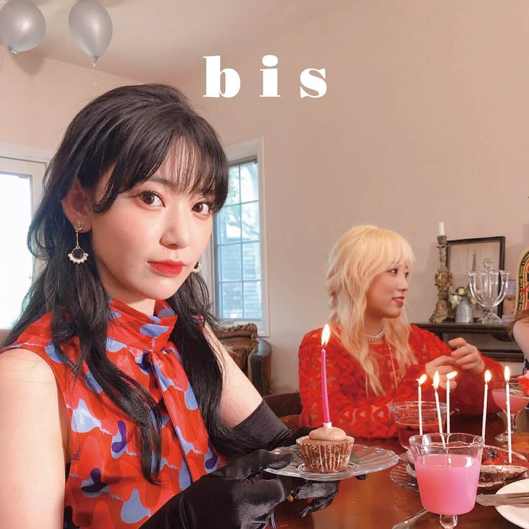 のインスタグラム：「.﻿ 🌹 𝐧𝐞𝐰 𝐢𝐬𝐬𝐮𝐞 🌹﻿ ﻿ bis January 2020﻿ ﻿ 𝑃𝑙𝑒𝑎𝑠𝑒！𝑚𝑒𝑠𝑑𝑒𝑚𝑜𝑖𝑠𝑒𝑙𝑙𝑒𝑠 - 女の子が愛する、女の子達 -﻿ ﻿ cover girls : IZ*ONE﻿ ﻿ [ bis 1月号 ]が発売中♡﻿ カバーガールズは IZ*ONE ♡﻿ ﻿ 今日は、咲良ちゃんのオフショットを公開✨﻿ カップケーキをじっと見つめる横顔も美しい・・・！﻿ 今日から3日間は、IZ*ONEのオフショットを公開します✨﻿ お楽しみに！﻿ ﻿ ﻿ ❤︎購入特典﻿❤︎ IZ*ONEのチェキが当たるかも？！🎁﻿ 本誌購入者限定で応募できます✨﻿ ぜひチェックしてね🌹﻿ ﻿  bis1月号は全国の書店または、楽天ブックス、HMV&BOOKS online、セブンネットでゲットしてね！﻿ →HMV&BOOKS onlineは完売しました🙇🏻‍♀️ありがとうございます✨ ﻿ ﻿ ﻿ @bis_web をフォローしてね🧸﻿ ﻿ ﻿ ﻿ #IZONE #아이즈원 #アイズワン #宮脇咲良 #미야와키사쿠라 #사쿠라 #MiyawakiSakura #bis_web」