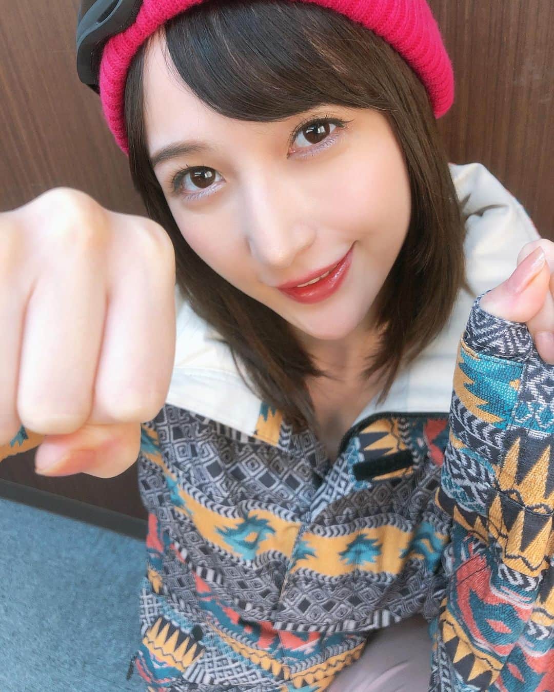 のインスタグラム：「「ぱんちっ！ ゲレンデデートしよ？」 ． ． #広瀬香美#絶好調真冬の恋#ゲレンデデート#道産子花嫁  #ボードウェア#スキーウェア#撮影#コスプレ#雪景色 #1日1白雪#1日1くびれ#りら流遠近撮り #道産子ギャルはなまらめんこい」