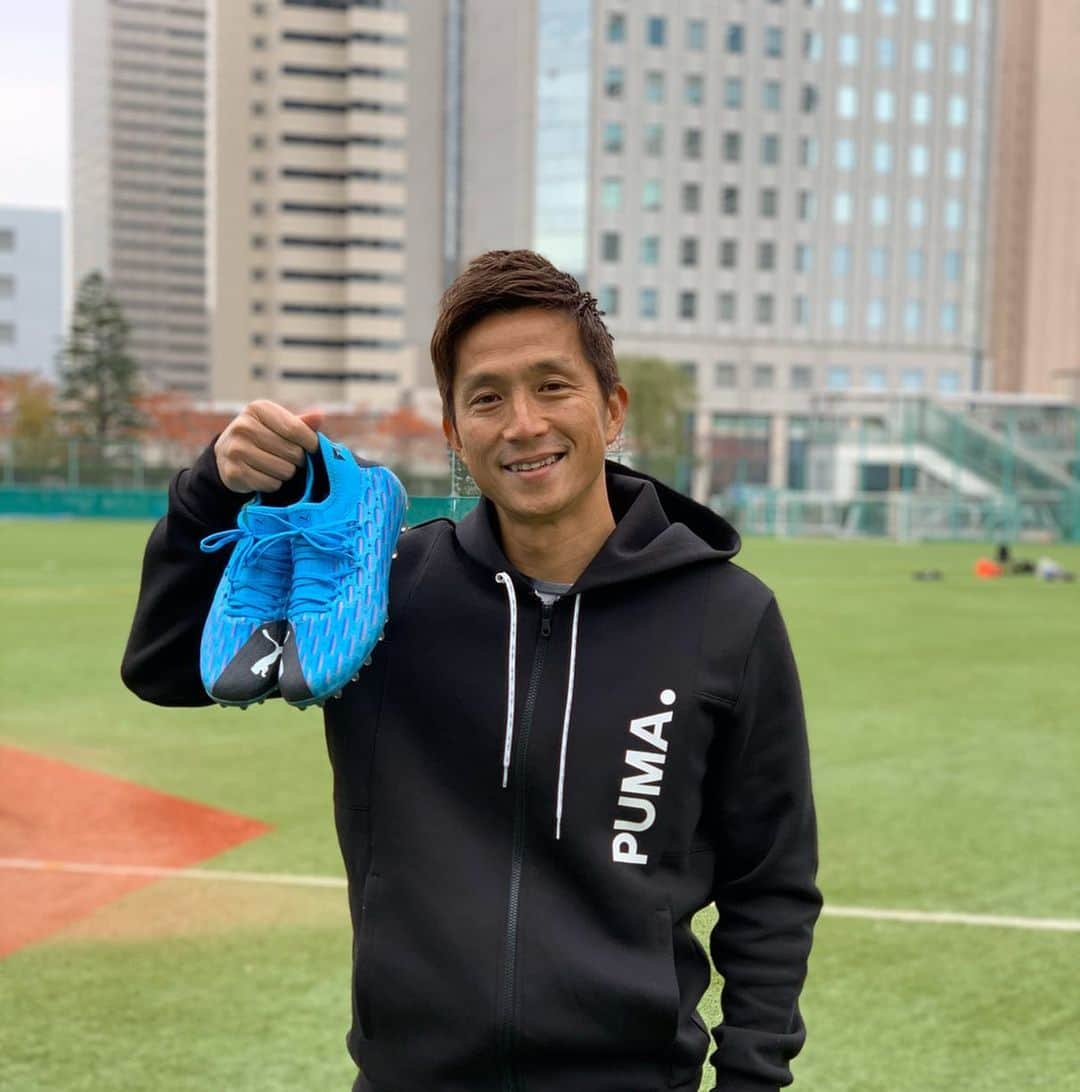 福西崇史さんのインスタグラム写真 - (福西崇史Instagram)「. PUMA フューチャーMG⚽️ NEW colour 🆕 . スタッド（裏のイボイボ）多めはおすすめ👟オススメよ👍 . 人工芝は特に突き上げを緩和してくれるから、怪我もしにくいし、安定してる😊 . 久しぶりのサッカーで体しんどい😅 けど、楽しかったからよし⚽️✨ . #puma #futureflash #mg #オススメ #soccer #オレヲミロ #ポートレートおじさん #福西崇史 #点は入れておきました #笑 #instagood #instaphoto」12月6日 20時37分 - takashi_fukunishi