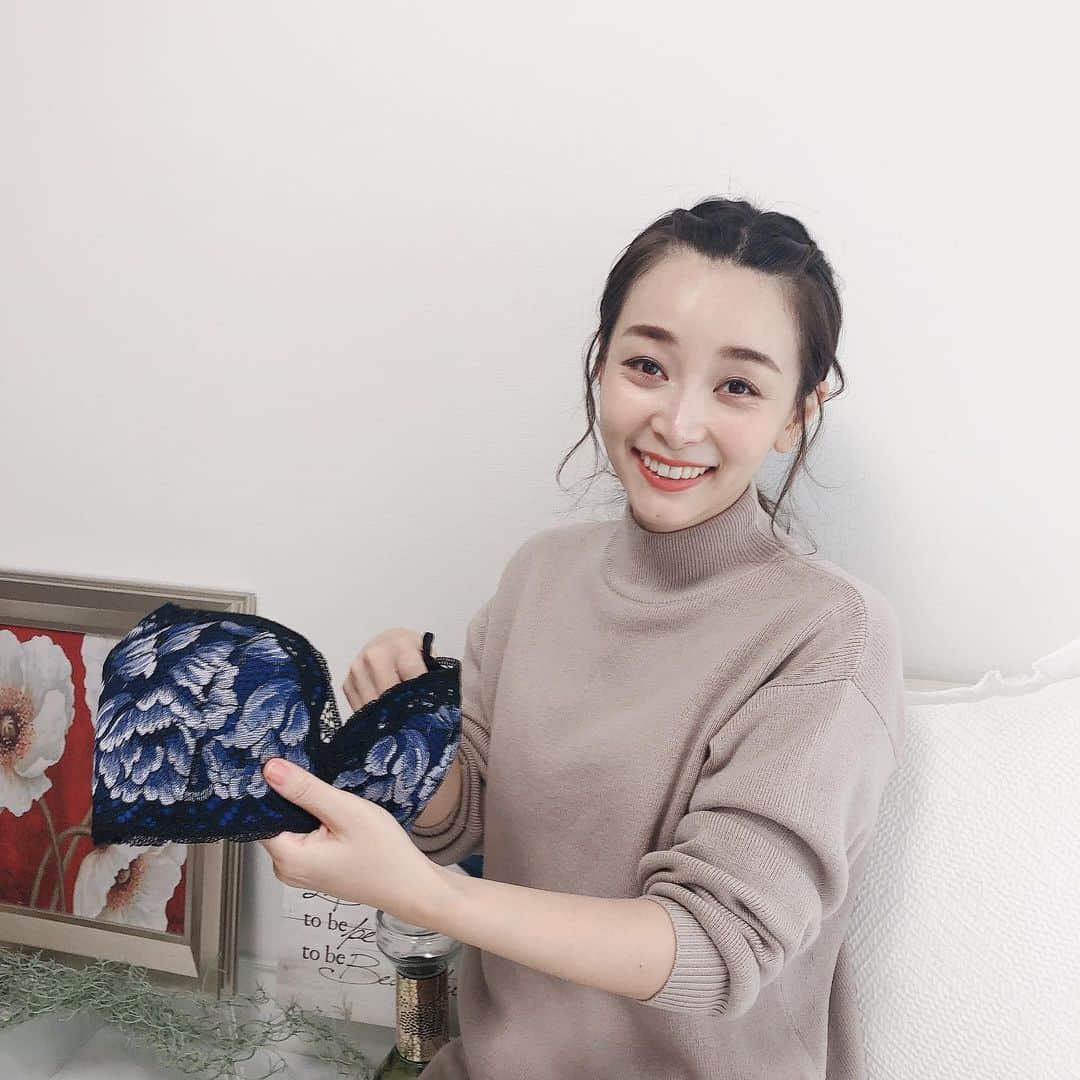 のインスタグラム：「『ピーチ・ジョンのスマートブラはバストトップの乳間の位置をキュッと縮めてくれるから着やせしてみえるんだよ！』と力説している図。笑 . 秋冬の洋服選びは肌が隠れる分なにかと安心するけど、着膨れしやすいニット系は少しでもスッキリと見せてくれる下着でベースのラインを整えておきたい！と思うのです… まさにスマートブラはそんな願いを叶えてくれるようなアイテムかなと思います✨✨✨ それでいてソフトワイヤーなので心地良くて、サイドベルトが長いので脇腹もスッキリ、バストのお肉も逃げにくいです🥺❤️ ホリデーデザインが華やかで素敵🎁🎄💝✨ . . #peachjohn #IMWEARINGSMARTBRA #PR @peachjohn_official」
