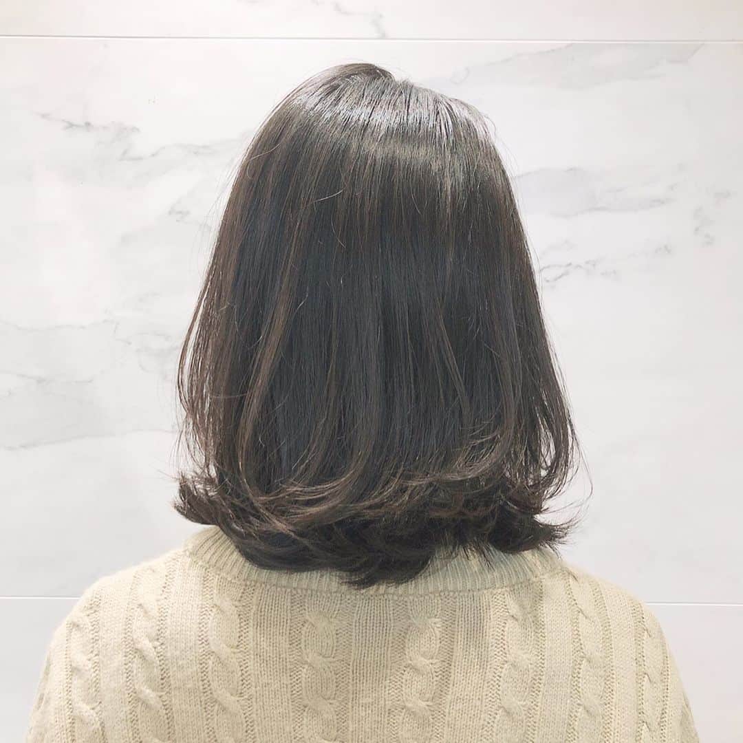 土屋香織さんのインスタグラム写真 - (土屋香織Instagram)「❁. Hair cut ✃ ⅋ Tokio treatment ❁❁❁ . @mother_.and._co_ へ。 前下がりボブのままずっと伸ばしてたから 久しぶりにcutして整えてもらいました✃  もちろん炭酸泉と Tokioトリートメントも⸜(๑⃙⃘'ᵕ'๑⃙⃘)⸝⋆︎* . スッキリさっぱりつやっつや♡ うれしいなー❣️ 年内にやっぱり髪の毛スッキリしておきたいですよね✨ ここのサロンほんっとおすすめ ✔︎ . Thanks😊@mitsuto ✨ . よく色を聞かれるのですが カラーはしてないです。 今のところ白髪は見当たらないので このままずっと染めずにいられたらいいなぁ。 . . Lunchは同じビルの1階にある @crispsaladworks に初めて入ってみました。 頼み方わからなくて挙動不審な私にお姉さん親切だった笑 美味しいね🥗☆ ★ ☆ . . . #恵比寿 #tokioトリートメント #炭酸泉 #haircut #ショートヘア #そとはねボブ #外ハネショート #外ハネ #外ハネミディアム #艶 #ツヤ #ヘアケア #haircare #保湿 #コスメ好きな人と繋がりたい #美容好きな人と繋がりたい #美容 #mineby3mootd #コスメ好きさんと繋がりたい #コスメレポ #コスメ大好き #beautycare #beautycommunity #beautyobsessed #haircare #beaustagramer #beautygram #美容垢 #crispsaladworks #ヘルシーランチ #クリスプサラダワークス」12月6日 20時38分 - kaorintsuchiya