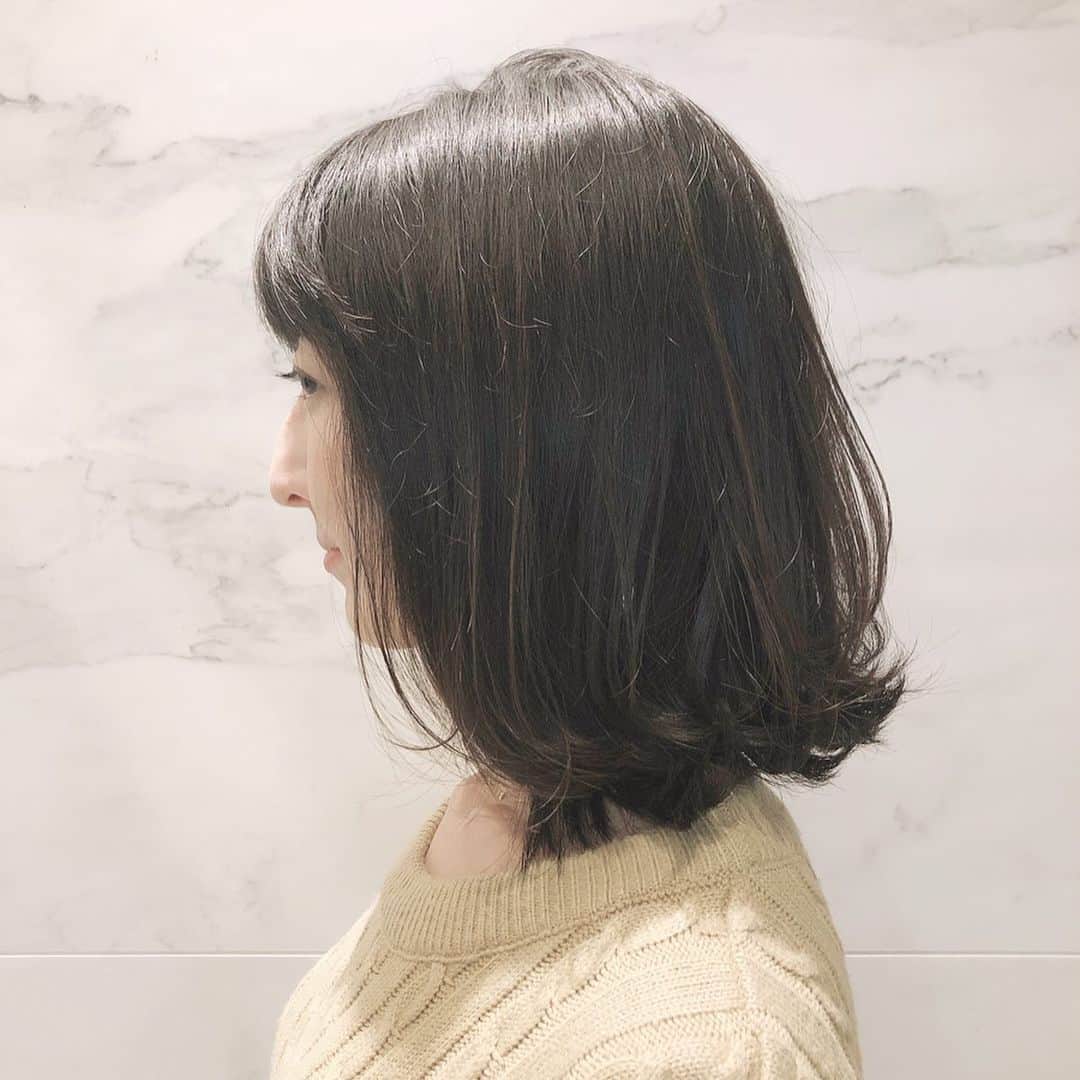 土屋香織さんのインスタグラム写真 - (土屋香織Instagram)「❁. Hair cut ✃ ⅋ Tokio treatment ❁❁❁ . @mother_.and._co_ へ。 前下がりボブのままずっと伸ばしてたから 久しぶりにcutして整えてもらいました✃  もちろん炭酸泉と Tokioトリートメントも⸜(๑⃙⃘'ᵕ'๑⃙⃘)⸝⋆︎* . スッキリさっぱりつやっつや♡ うれしいなー❣️ 年内にやっぱり髪の毛スッキリしておきたいですよね✨ ここのサロンほんっとおすすめ ✔︎ . Thanks😊@mitsuto ✨ . よく色を聞かれるのですが カラーはしてないです。 今のところ白髪は見当たらないので このままずっと染めずにいられたらいいなぁ。 . . Lunchは同じビルの1階にある @crispsaladworks に初めて入ってみました。 頼み方わからなくて挙動不審な私にお姉さん親切だった笑 美味しいね🥗☆ ★ ☆ . . . #恵比寿 #tokioトリートメント #炭酸泉 #haircut #ショートヘア #そとはねボブ #外ハネショート #外ハネ #外ハネミディアム #艶 #ツヤ #ヘアケア #haircare #保湿 #コスメ好きな人と繋がりたい #美容好きな人と繋がりたい #美容 #mineby3mootd #コスメ好きさんと繋がりたい #コスメレポ #コスメ大好き #beautycare #beautycommunity #beautyobsessed #haircare #beaustagramer #beautygram #美容垢 #crispsaladworks #ヘルシーランチ #クリスプサラダワークス」12月6日 20時38分 - kaorintsuchiya