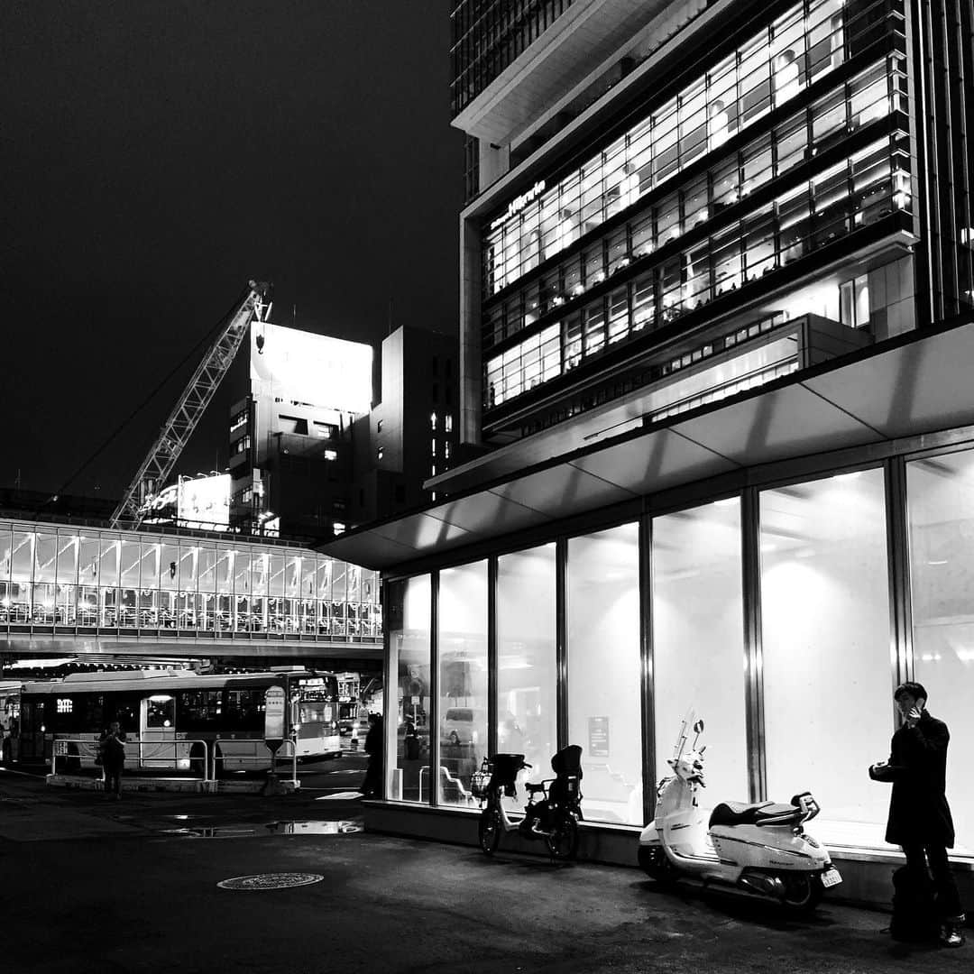 naotakeのインスタグラム：「週末 - A weekend / iPhone XR + Snapseed, 20191207 . . 板室温泉の湯船は深くて、天井から垂らされた綱に捕まり立って入る。 . . #spicollective #royalsnappingartists #infamous_family #rsa_main #infinity_photo_cult #2_fineart #jp_gallery_member #jp_gallery_bnw #trb_bnw #wp_bnw  #bnw_life #bnwlife_member #bnw_life_shots #bnw_captures #world_bnw #top_bnw #team_jp_ #team_jp_モノクロ #ig_energy_bw #ig_nihon #streetphotographybnw #igersjp #blackandwhite #bnw #bnwphoto #monochrome #bw #bnwphotography #ShotOniPhone #asahi_photocon」