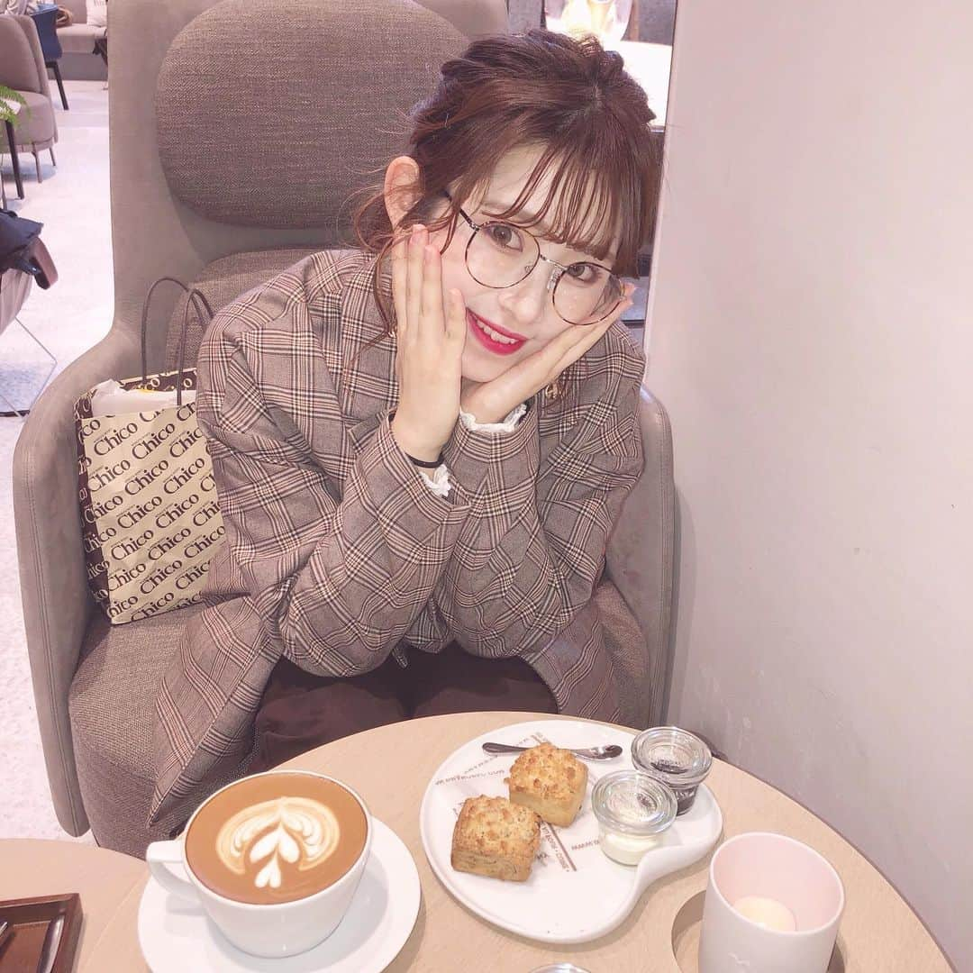 青木菜花さんのインスタグラム写真 - (青木菜花Instagram)「.﻿ .﻿ ここのカフェ凄くおしゃれで可愛かった！🤤﻿ カフェ巡りたくさんしちゃうな〜〜〜﻿ .﻿ .﻿ #カフェ #カフェ巡り #渋谷カフェ #代官山カフェ #代官山 #代官山ランチ #スコーン #カプチーノ #カプチーノアート #なのかふぇ巡り #めがね女子 #めがねコーデ #instalike #instalove #instagood #l4l #f4f」12月6日 20時39分 - nanoka_0711