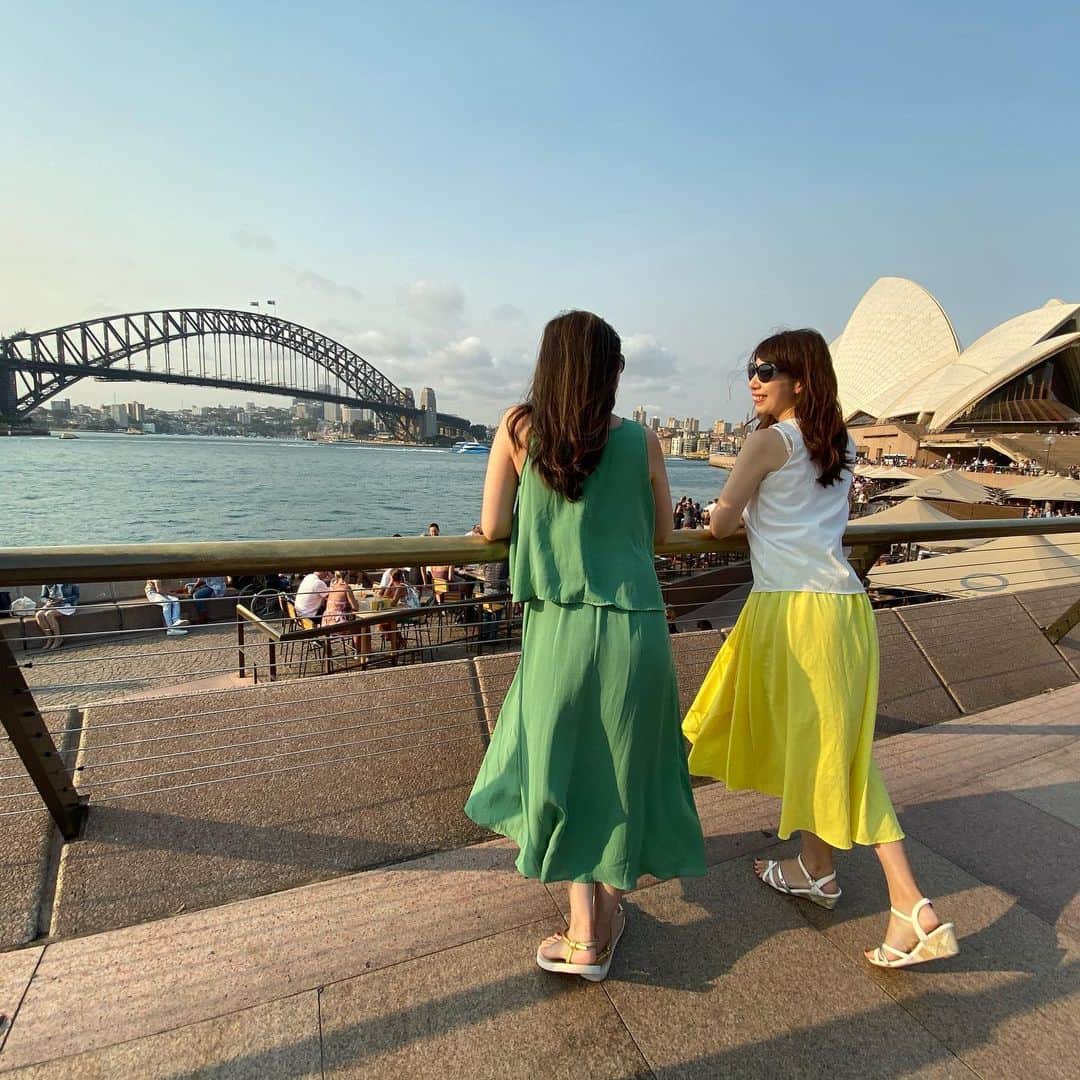 福田友理子さんのインスタグラム写真 - (福田友理子Instagram)「* * シドニーと言えばやっぱりここ！ * オペラハウスとハーバーブリッジ☺️✨ * 昼間から、この海沿いにあるオペラバーのテラス席でのんびりおしゃべりしながら、オイスターとシャンパンをいただくのが最高でした🥰 * * #operahouse #sydney #australia #🇦🇺 #🐨 #operabar  #trip #travel #旅行 #オーストラリア #シドニー #japan #culture #旅 #旅行好きな人と繋がりたい」12月6日 20時40分 - yuriko.fu