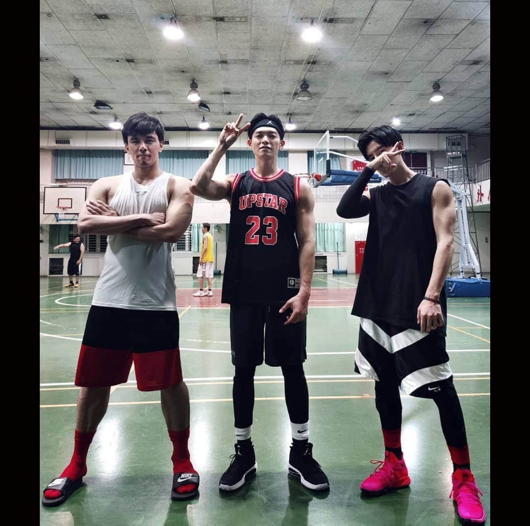 ダンソン・タンのインスタグラム：「我的雙塔隊友 有他們每次輕鬆很多🏀🏀🏀 #DT #HOTHEART #SEVENDAYS #唐禹哲 @calvinchen777」