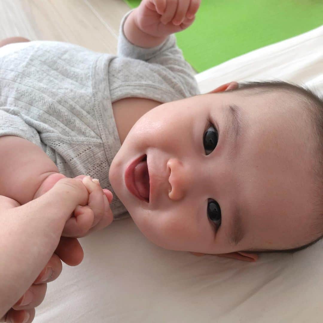 のインスタグラム：「上目使いの破壊力がすぎる。 . #毎日赤子 #角度で全然顔違う #きゃわ #すくすく子育て #ママリ #生後4ヶ月」