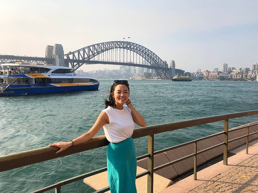 阿部優貴子のインスタグラム：「ウルルもまだまだ写真あるんだけど、先にシドニー🇦🇺🙌 * 初めてのシドニー！ 美食の街と呼ばれるシドニー。食事がおいしい、ヨーロッパ的な趣のある街並みと近代的な雰囲気のところ、多様な文化、、、物価が高くなければ、住みたい！ってくらい素敵な街でした👌🏼👌🏼💕 ここOpera barはハーバーブリッジとオペラハウスを見ながらビールを飲めるので、滞在中何度か行ったほど、お気に入り🍺️💕 *  #1枚目めちゃいい構図なのに #半目 #気にせず載せちゃう #Sydney #Australia #operabarsydney」