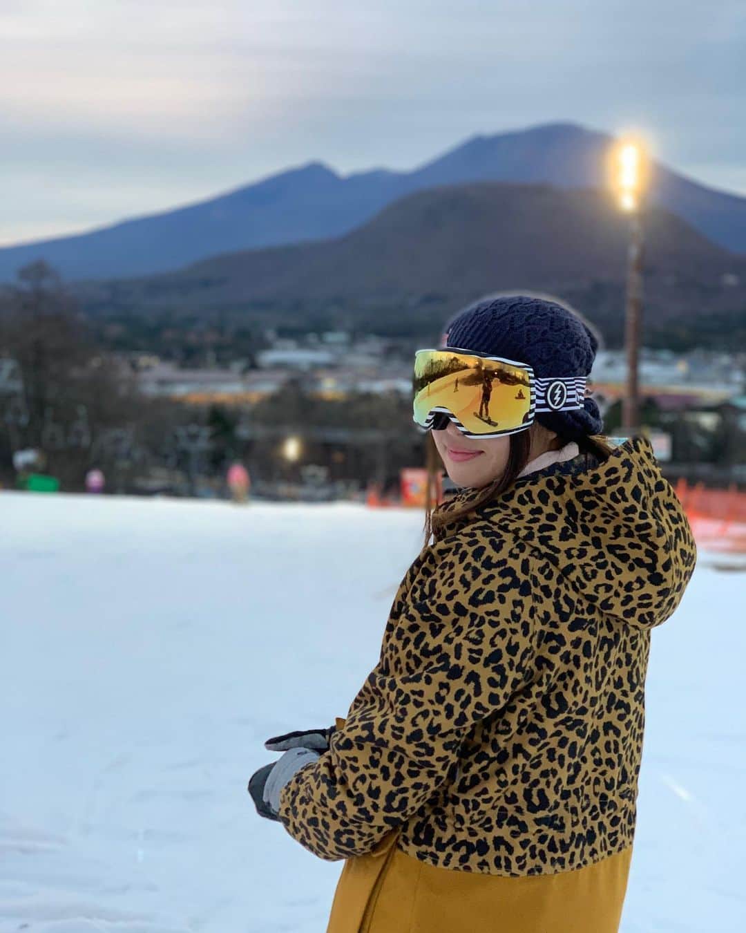 鬼塚貴理のインスタグラム：「びーちゃんが撮ってくれた 1年ぶりのスノーボード🥰 2枚目はなにを見てたんでしょう。笑」
