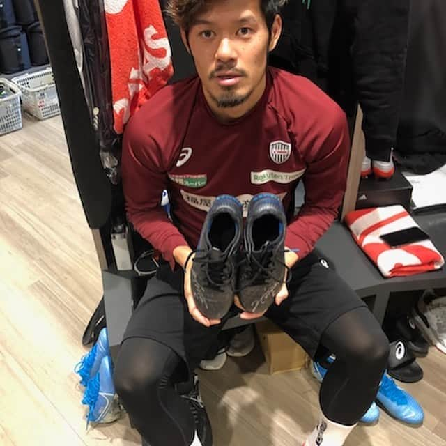 橋本英郎さんのインスタグラム写真 - (橋本英郎Instagram)「【チャリティーサッカー教室@広島市】  12月15日日曜日にチャリティーサッカー教室を開催する事になりました。  去年起きました大規模な豪雨災害に被災された方々に少しでもサッカーを通じて笑顔になって頂きたいと考え、元サンフレッチェ広島の佐藤寿人と去年に引き続き企画しました。  今年も引き続き開催いたします！  開催にあたり、チャリティーグッズを多くの選手から提供頂きました。  頂きましたチャリティーグッズの売り上げは、サッカー教室の運営費、また広島テレビを通じて被災された方々への支援の為の費用として寄付させて頂きます。  ご協力頂ける方は、 『サカママ　チャリティー』  で検索して頂けると嬉しいです！  みなさんからのご支援のほどお願い致します。  #チャリティーサッカー教室  #佐藤寿人  #橋本英郎  #チャリティーグッズ  #都倉賢 #丸橋祐介  #宇佐美貴史 #井手口陽介  #山口蛍 #大崎玲央  #その他多数  #選手のみなさん  #ご協力ありがとうございます🙏」12月6日 20時50分 - hideohashimoto