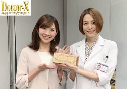 広島ホームテレビ「HOME NEXT neo」さんのインスタグラム写真 - (広島ホームテレビ「HOME NEXT neo」Instagram)「なんと大重。﻿ ﻿ 来週のドクターXに、エキストラとして﻿ 参加させていただいてきました...！⭐️﻿ ﻿ 大門未知子役の米倉涼子さんに﻿ インタビューさせていただき、﻿ お土産には名前入りの「熊野筆」を﻿ プレゼントさせていただきました🎁✨﻿ ﻿ 米倉さん、美しかったです🥺✨﻿ ﻿ さぁ、果たしてドラマには﻿ 映り込んでいるのか！？﻿ ﻿ 終盤に差し掛かり、益々目が離せない﻿ ドラマ、ドクターX👩‍⚕️👨‍⚕️﻿ ﻿ 来週からも是非チェックしてください☺️🍀﻿ ﻿ ﻿ #ホームテレビ　#ドクターX﻿ #大門未知子　#米倉涼子 さん　#熊野筆﻿ #大重麻衣」12月6日 21時00分 - home.announcers