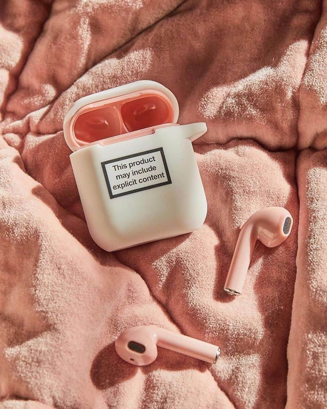 Blonde Saladさんのインスタグラム写真 - (Blonde SaladInstagram)「NO MORE XMAS EXCUSES! We prepared for you a shopping list of the coolest Xmas gifts under 100€🎁 Between these two AirPods cases which would you choose? #theblondesalad #xmasgiftideas #airpodscase」12月6日 21時00分 - theblondesalad