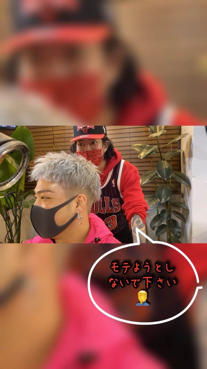 のインスタグラム：「. . .あなたは黒髪派？ .それとも白髪派？ . .真逆の色で比較対象してみました😏 . .どちらが好きか、コメントくれると本人大変参考になると思いますので、よろしくお願いします😁 . . .LE GO🏃‍♂️🏃‍♂️🏃‍♂️ . .  #メンズラピス#menslapis#メンズラピス渋谷#menslapisshibuya#ラピス新時代#ツイストパーマ#カッコイイ#イケメン#ツイストスパイラル#ヘアスタグラマー#圧倒的技術力#変身動画#フェードスタイル#刈り上げ#スプラツイスト＃ハイトーン#人生は髪型で変わる#ヘアメイクは男の化粧です#アップバング#ハイライト#ハイトーン#ワイルドアップバング#ビジカジ#ビジネス#ツーブロック#barber#menshair#fade」
