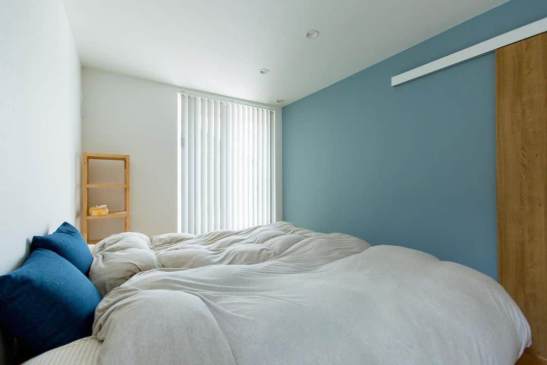 ルポハウス一級建築士事務所さんのインスタグラム写真 - (ルポハウス一級建築士事務所Instagram)「・ ・ ・ 気持ちを落ち着かせるブルーグレーのクロスは寝室にぴったり。 ・ 木目やファブリックの素材をやさしく包み込む、ナチュラルな空間になりました。 ・ ・ ・ 𓐌𓐌𓐌𓐌𓐌𓐌𓐌𓐌𓐌𓐌𓐌𓐌𓐌𓐌𓐌𓐌𓐌𓐌  ルポハウスの施工事例はこちらまで☞ @reposhouse  𓐌𓐌𓐌𓐌𓐌𓐌𓐌𓐌𓐌𓐌𓐌𓐌𓐌𓐌𓐌𓐌𓐌𓐌 #ルポハウス は#ちょっとかっこいい家 を"友人のために" という思いでつくっています。 一生に一度の#マイホーム。 「あなたにしかできない」×「ルポハウスだからできる」で、 私たちだけの#家づくり を思いっきり楽しんでみませんか？！ ・ ・ ・ #住宅 #注文住宅 #新築一戸建て #デザイナーズ住宅  #一級建築士事務所 #設計事務所  #滋賀県大津市 #滋賀県草津市 #滋賀県栗東市  #滋賀県近江八幡市 #寝室インテリア #ルノンクロス #rf3331」12月6日 20時55分 - reposhouse