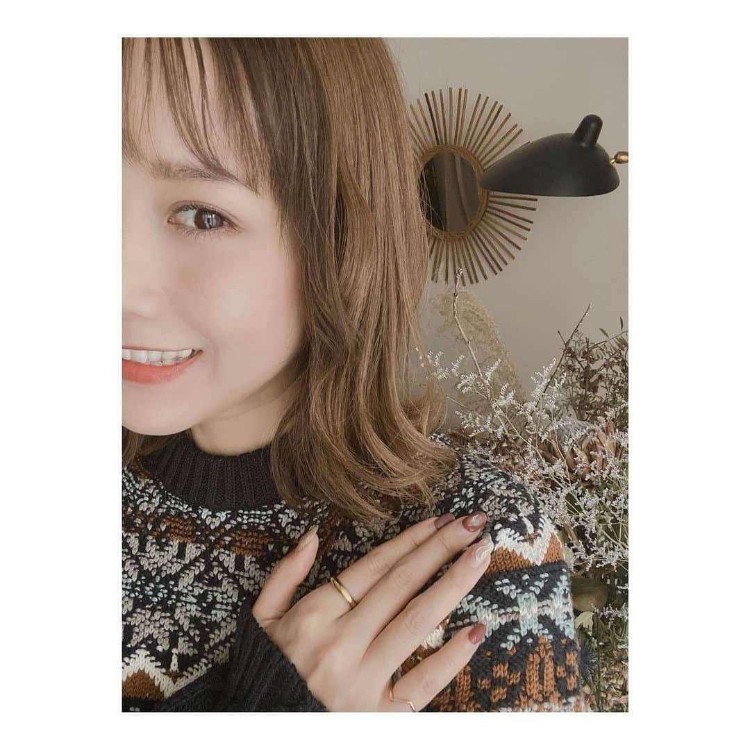 のインスタグラム：「冬ニットはじめました🧶﻿ ﻿ ストーリーズ にはカウチンニットって書いちゃったけど、よく考えたらこれはノルディックかも！﻿ たくさん質問があったこのニットは、数年前の　@beautifulpeople_officialsite のものです。﻿ 毎年冬になるとかわいいな〜って思いながら着てるお気に入り☺️ ﻿ 冬だと手元をゴールドにしたくなる症候群…！！」