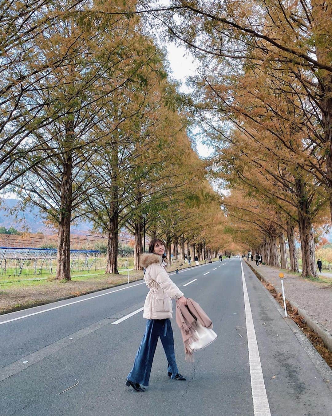 Yuika Matsuさんのインスタグラム写真 - (Yuika MatsuInstagram)「. .  お母さんと紅葉を見にバス旅行へ🚌 #メタセコイア並木 にも行ったよー！ . . バス旅行とか初めてだったんだけど 楽しいじゃないか🤭笑 . . 久しぶりにゆっくり家族と 過ごせてhappyです❤️ . . この日も　@acym_official のダウンが大活躍✨ ぬくぬくー！ . . . . outer @acym_official  #並木道#メタセコイア　#メタセコイア並木  #紅葉#紅葉狩り  #acym_official#acym #fashion #ダウンジャケット  #ダウン#ダウンコート #大人ファッション#大人コーデ」12月6日 21時08分 - yuika00802