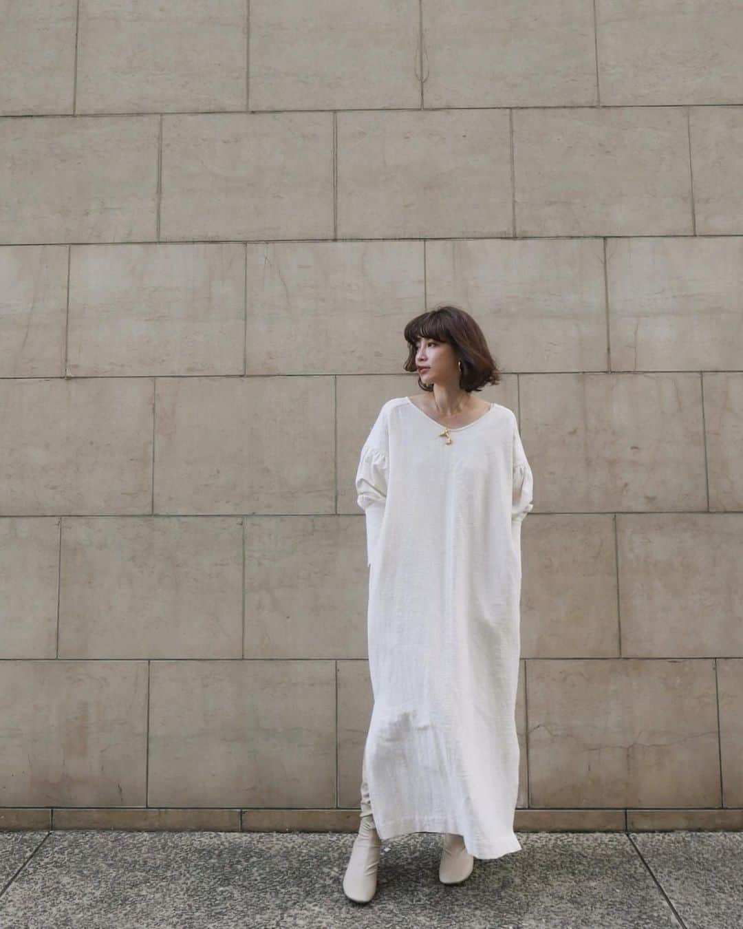 JUNNAのインスタグラム：「大阪店で先行発売中のワンピースに リバーコートを合わせて🧥  定番化しつつある"たぷっ"とシルエットの カジュアルドレスをコットンリネン素材で😌  このオバケシルエットが大好きで👻年中着ていたい。  新宿店、オンラインストアでは来週発売です👍  #etretokyo #2019ETREaw #コットンリネンロングカフスワンピース #リバーロングストールコート」