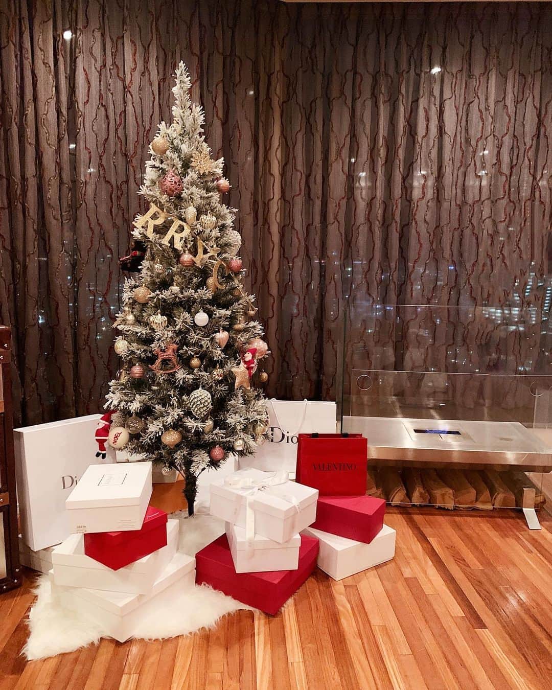 asami0510のインスタグラム：「クリスマスツリーなんて何年ぶりにお家に飾ったかな🎄今年からは娘と過ごすXmasで違ったワクワク感( ^ω^ ) ・ 暖炉にもぴったり合って一気にお部屋が冬ぽくなった❄️☃️💕 #xmas #xmastree #interior #クリスマスツリー #インテリア」